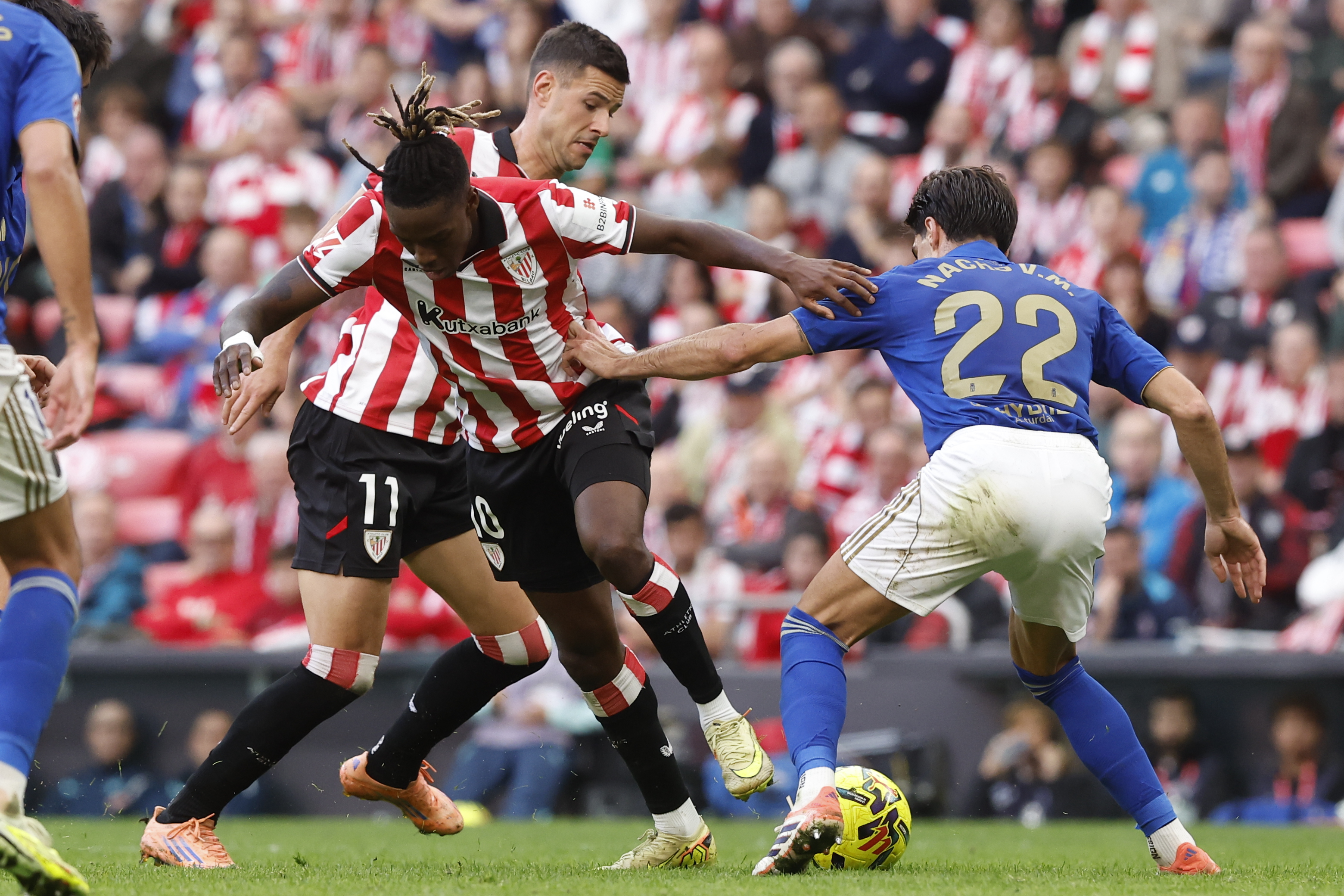 BILBAO, 09/11/2025.- El defensa del Real Oviedo Nacho Vidal (d) disputa un balón con el delantero del Athletic Nico Williams (c) durante el partido de la jornada 12 de Liga disputado este domingo en el estadio de San Mamés. EFE/Miguel Toña
