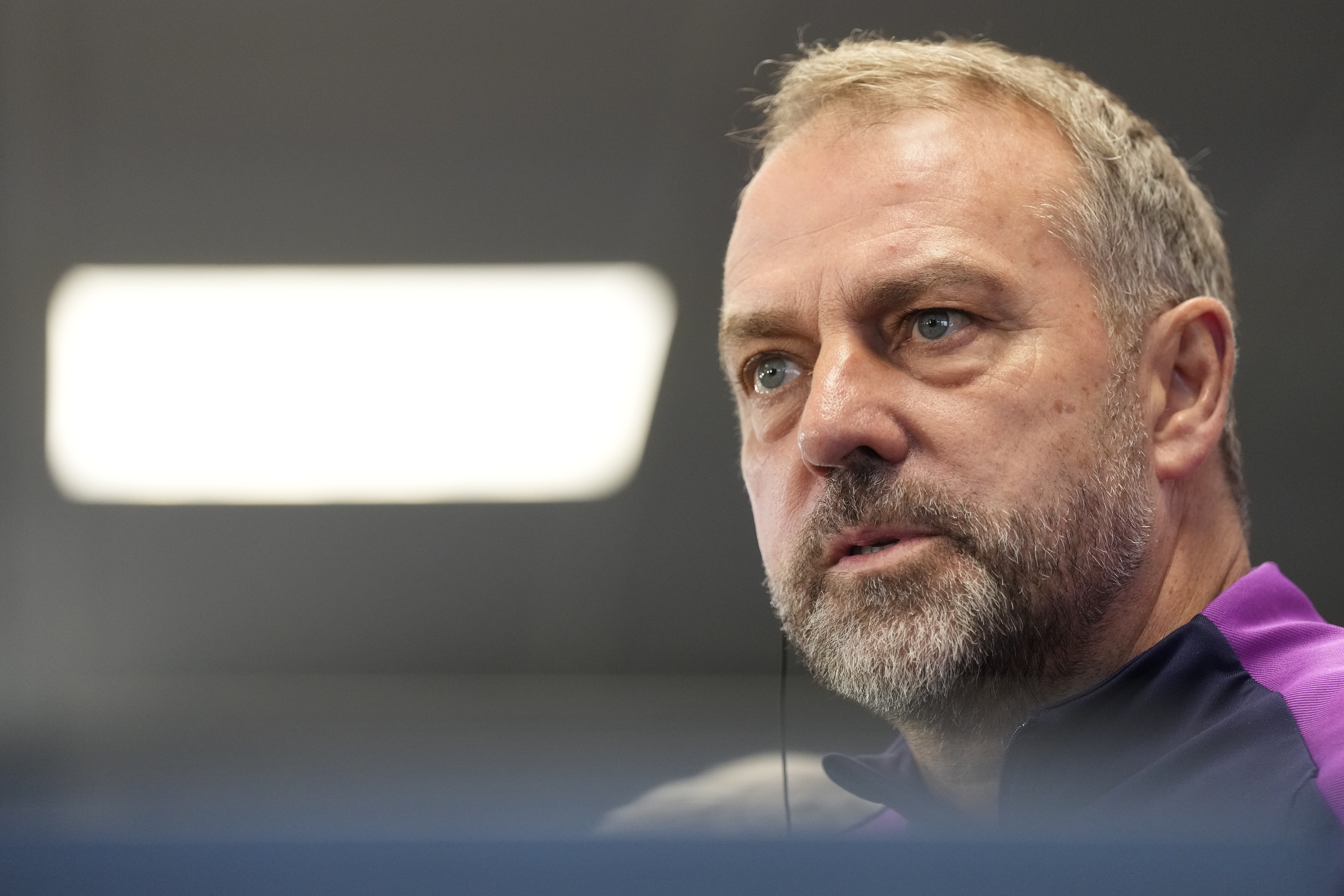 GRAFCAT5096. SANT JOAN DESPÍ (BARCELONA), 28/11/2025.- El entrenador del FC Barcelona, Hansi Flick, durante la rueda de prensa posterior al entrenamiento que el equipo azulgrana ha llevado a cabo en el ciudad deportiva Joan Gamper para preparar el partido de LaLiga que mañana disputarán ante el Alavés en el Camp Nou. EFE/Enric Fontcuberta.
