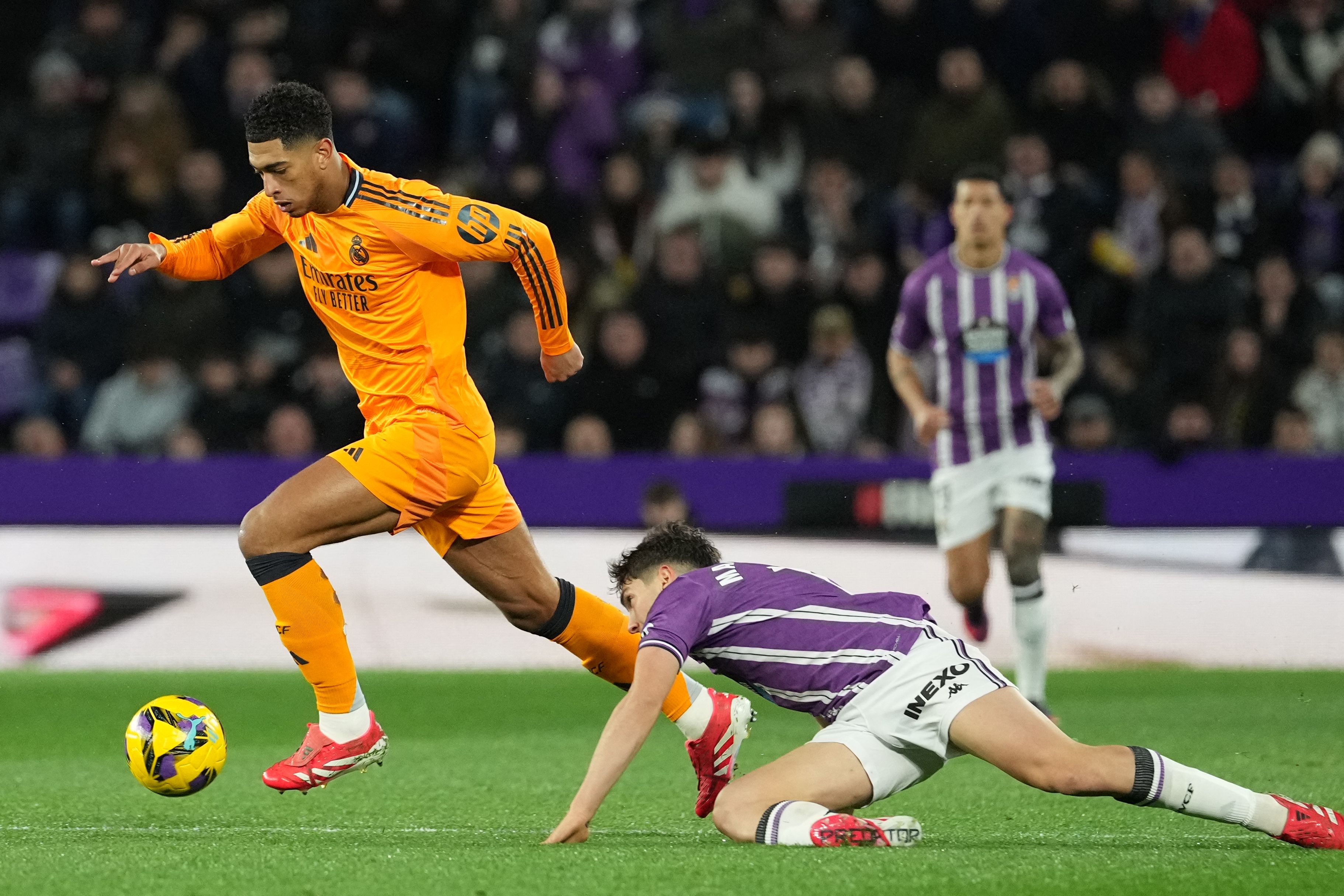 Real Madrid's English midfielder #05 Jude Bellingham (L) and Real Valladolid's Spanish defender #02 Luis Perez vie for the ball during the Spanish league football match between Real Valladolid FC and Real Madrid CF at the Jose Zorrilla stadium in Valladolid on January 25, 2025. (Photo by Cesar Manso / AFP)