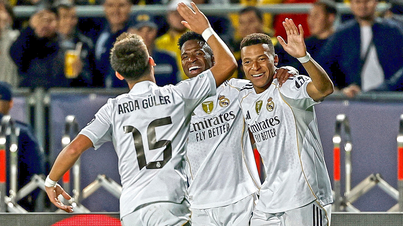 Kylian Mbappé celebra el segundo gol con Vinicius y Arda Güler.