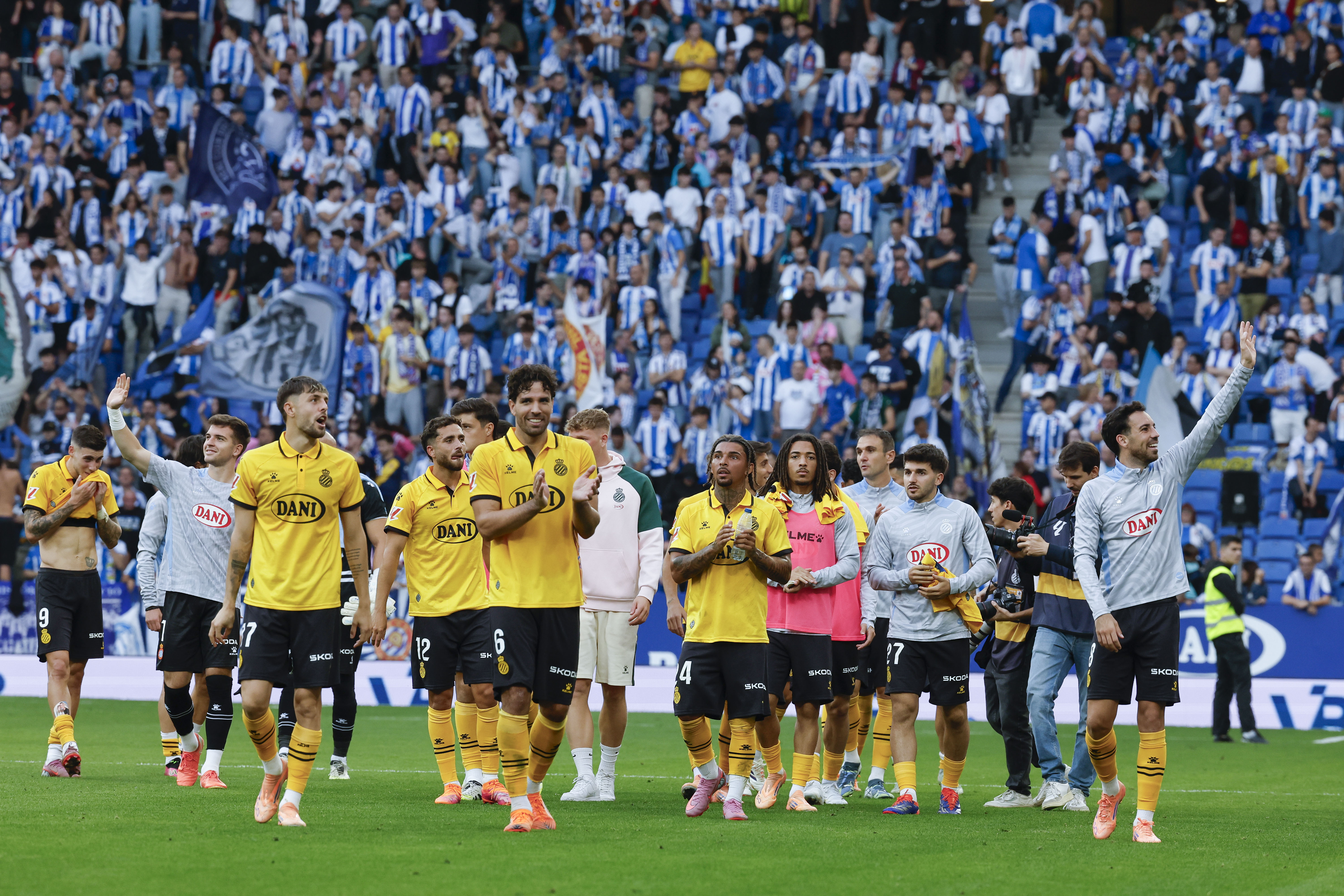 BARCELONA, 25/10/2025.-Los jugadores del RCDE Espanyol celebran su victoria ante el Elche, tras el partido de la jornada 10 de la LaLiga entre el Espanyol y el Elche, este sábado en el RCDE Stadium en Barcelona.-EFE/ Toni Albir
