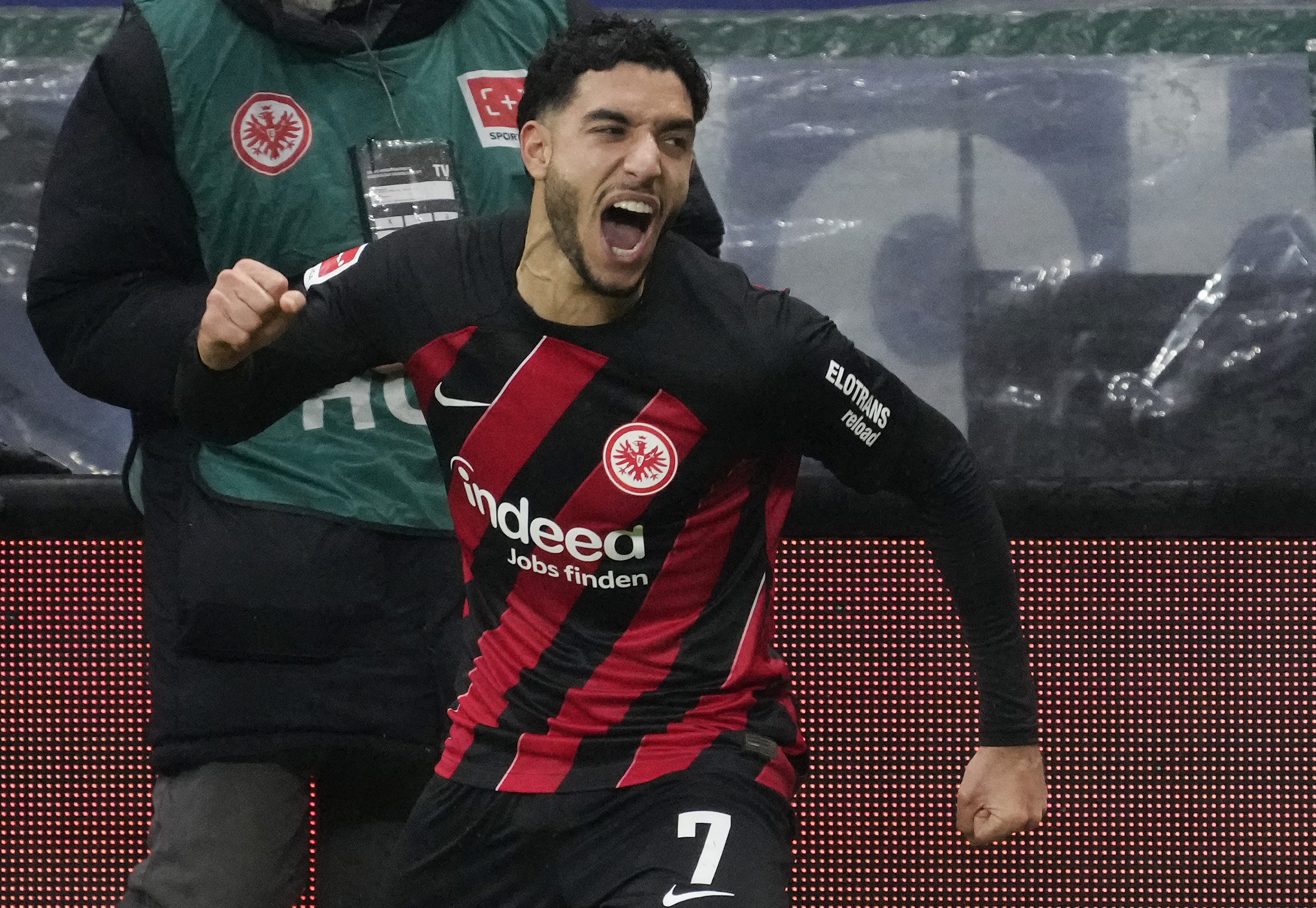 Omar Marmoush no saldrá del Eintracht hasta el verano