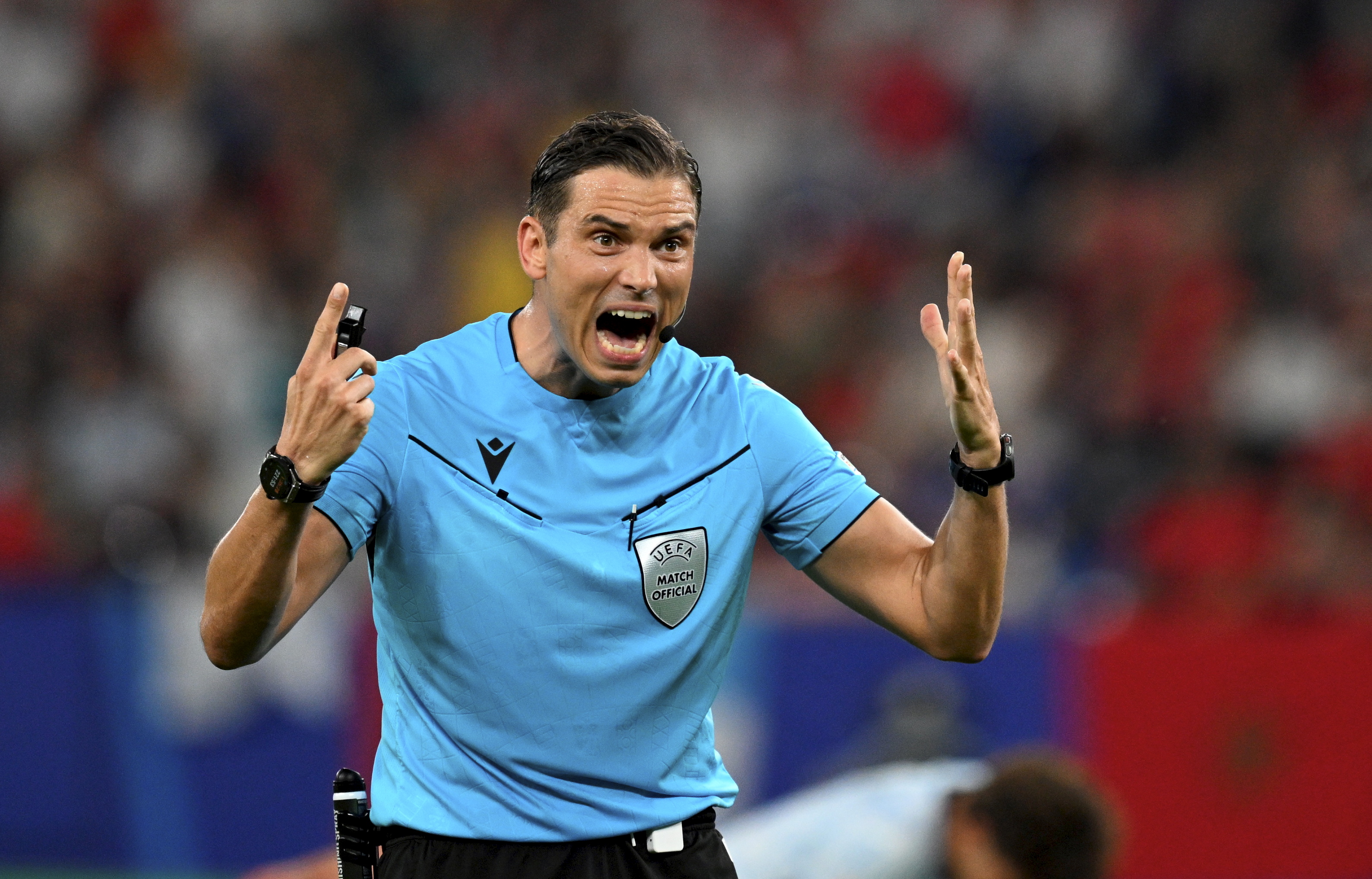 Sandro Schärer realiza un gesto durante el Georgia-Portugal de la pasada Eurocopa.