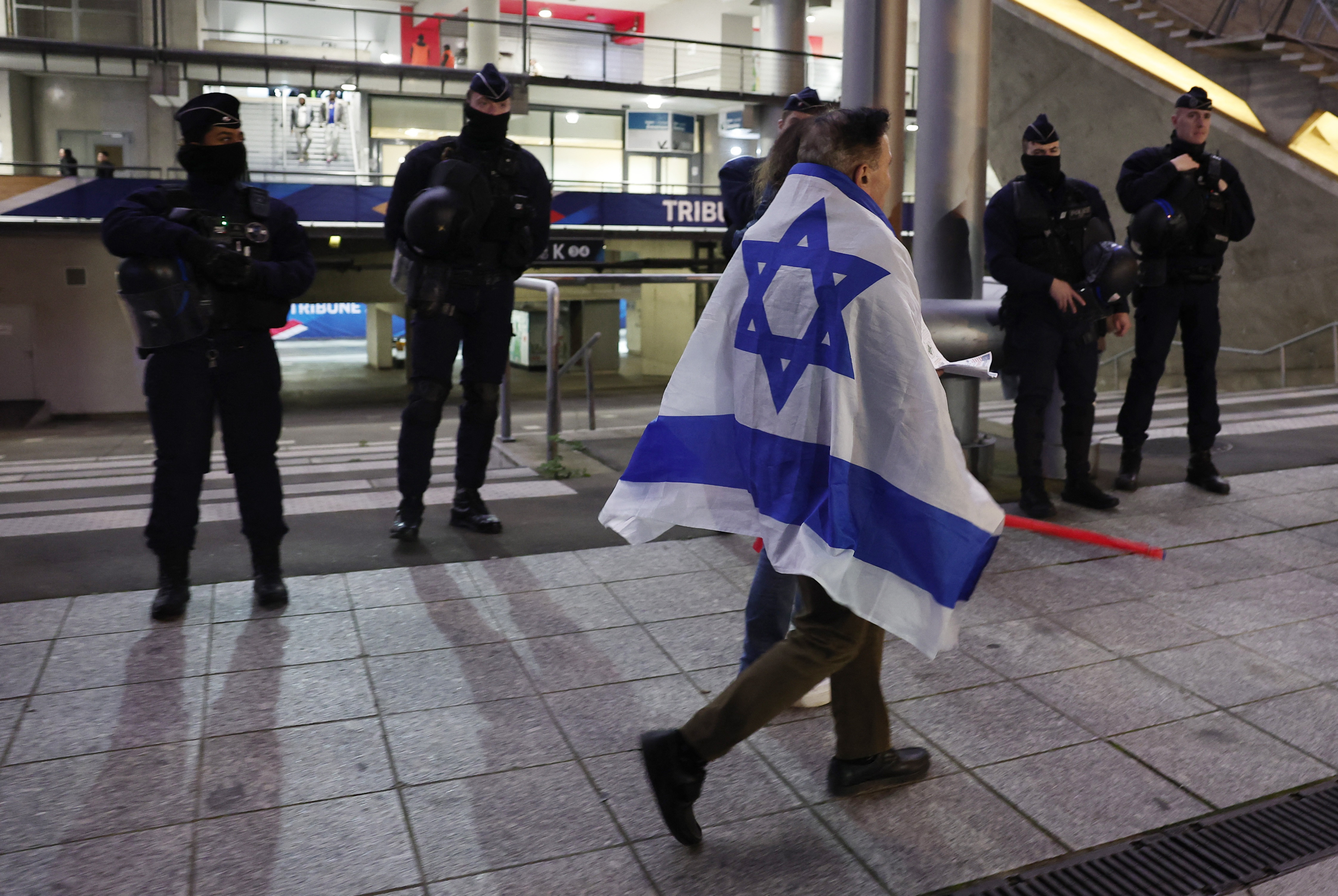 Soccer Football - Nations League - Group Stage - France v Israel - Stade de France, Saint-Denis, France  - November 14, 2024 Israel fans and police officers are seen outside the stadium before the match REUTERS/Gonzalo Fuentes