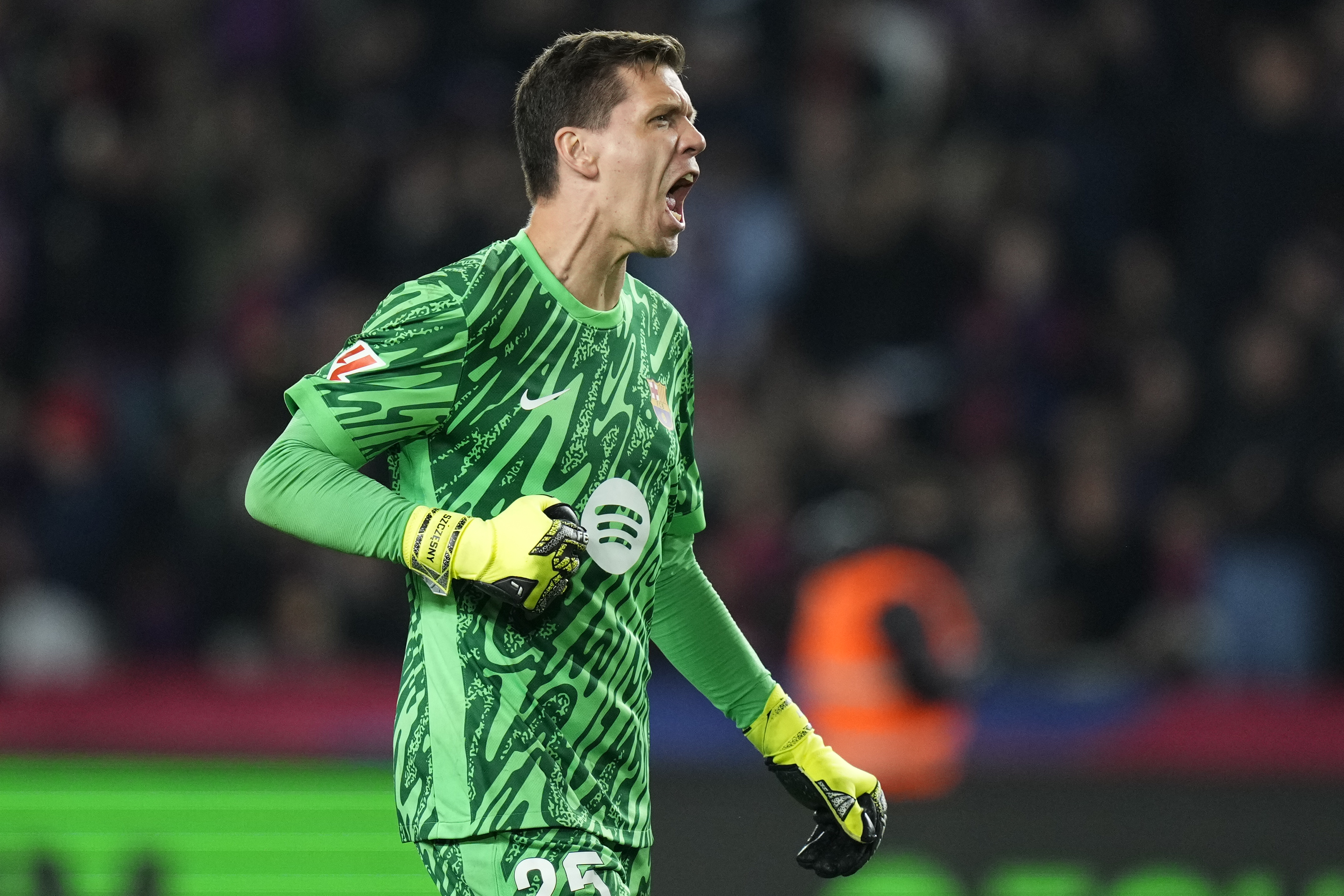 BARCELONA, 17/02/2025.- El guardameta polaco del FC Barcelona, Wojciech Szczesny, celebra la victoria al trmino del partido de LaLiga de ftbol que FC Barcelona y Rayo Vallecano han disputado este lunes en el estadio Lluis Companys. EFE/Siu Wu
