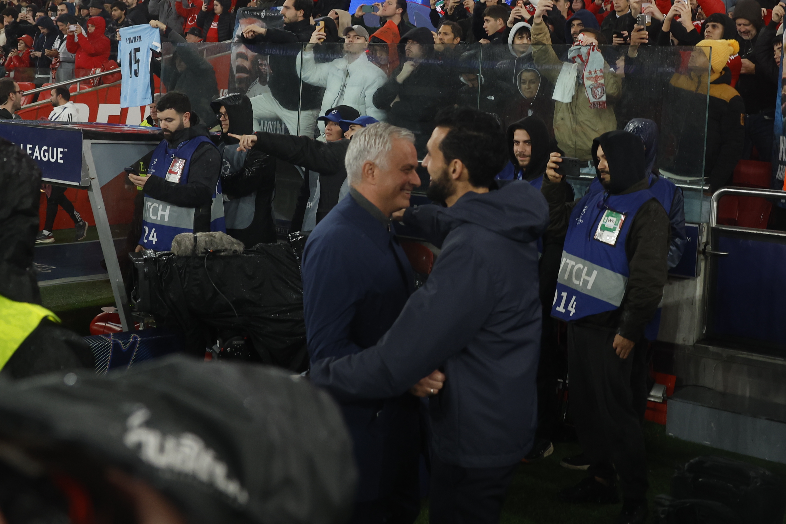 28/01/26 PARTIDO CHAMPIONS LEAGUE
BENFICA - REAL MADRID
SALUDO MOURINHO ARBELOA