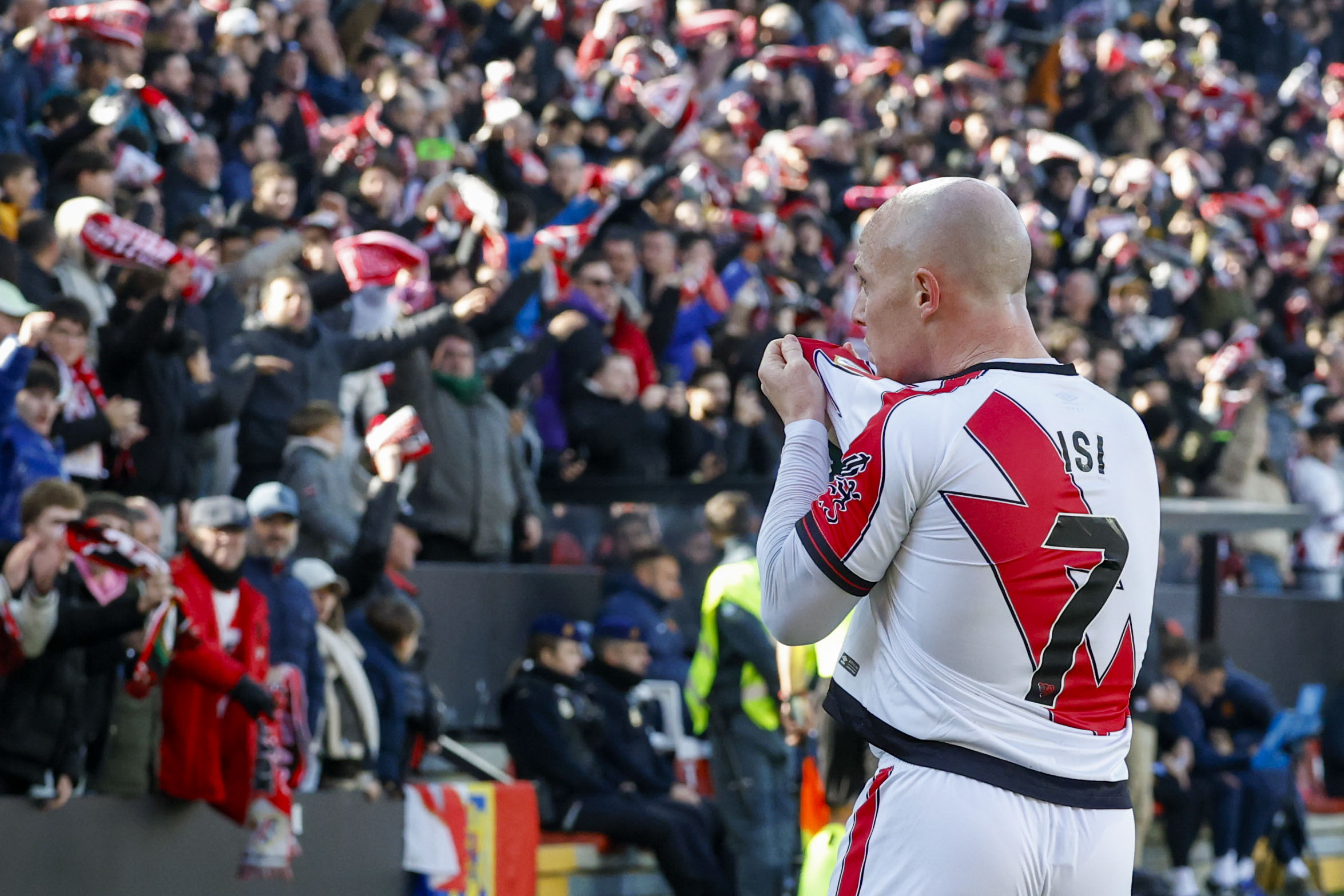 Isi anula la maldición de Muriqi