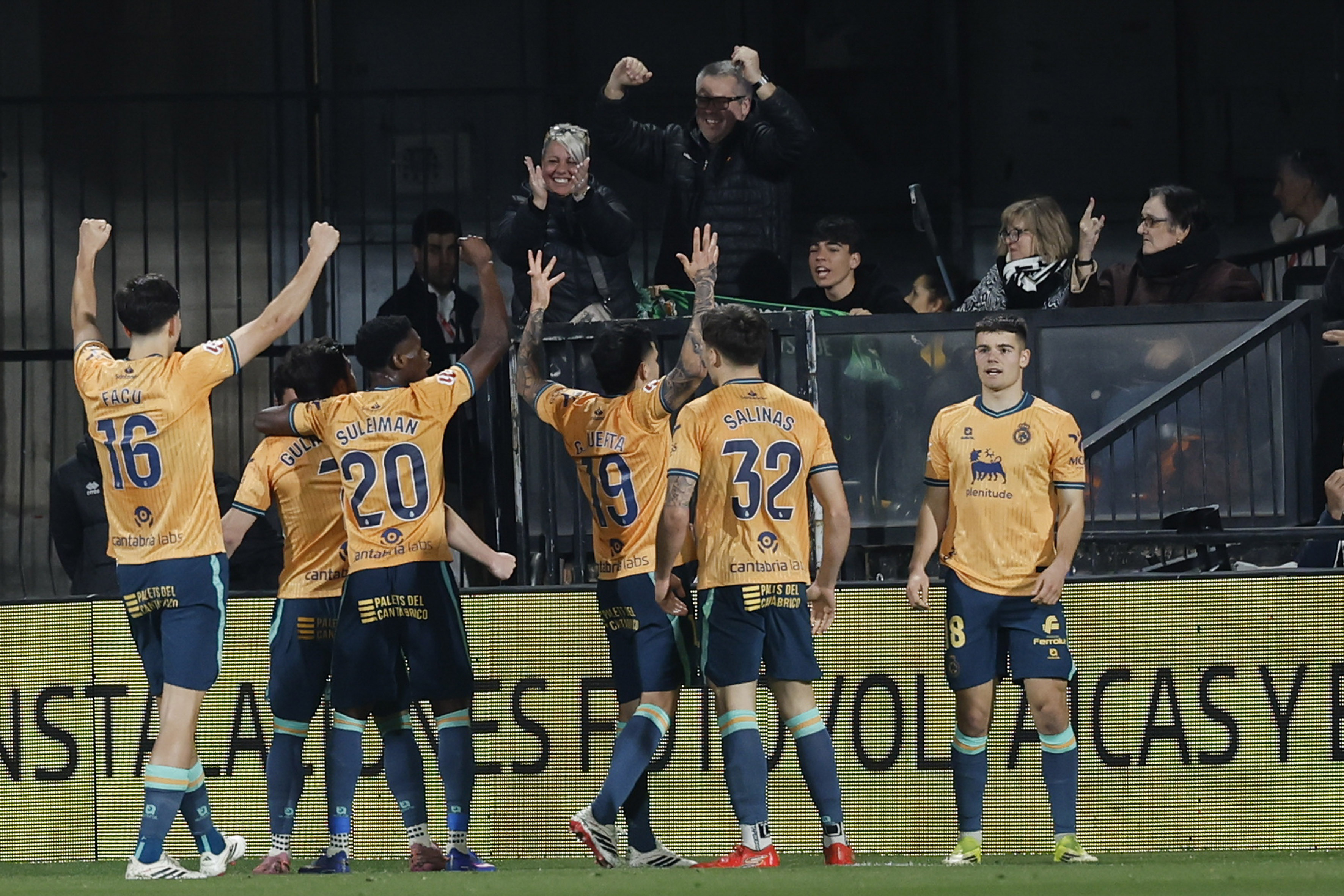 El Racing mata a la contra al Castellón y sale más líder