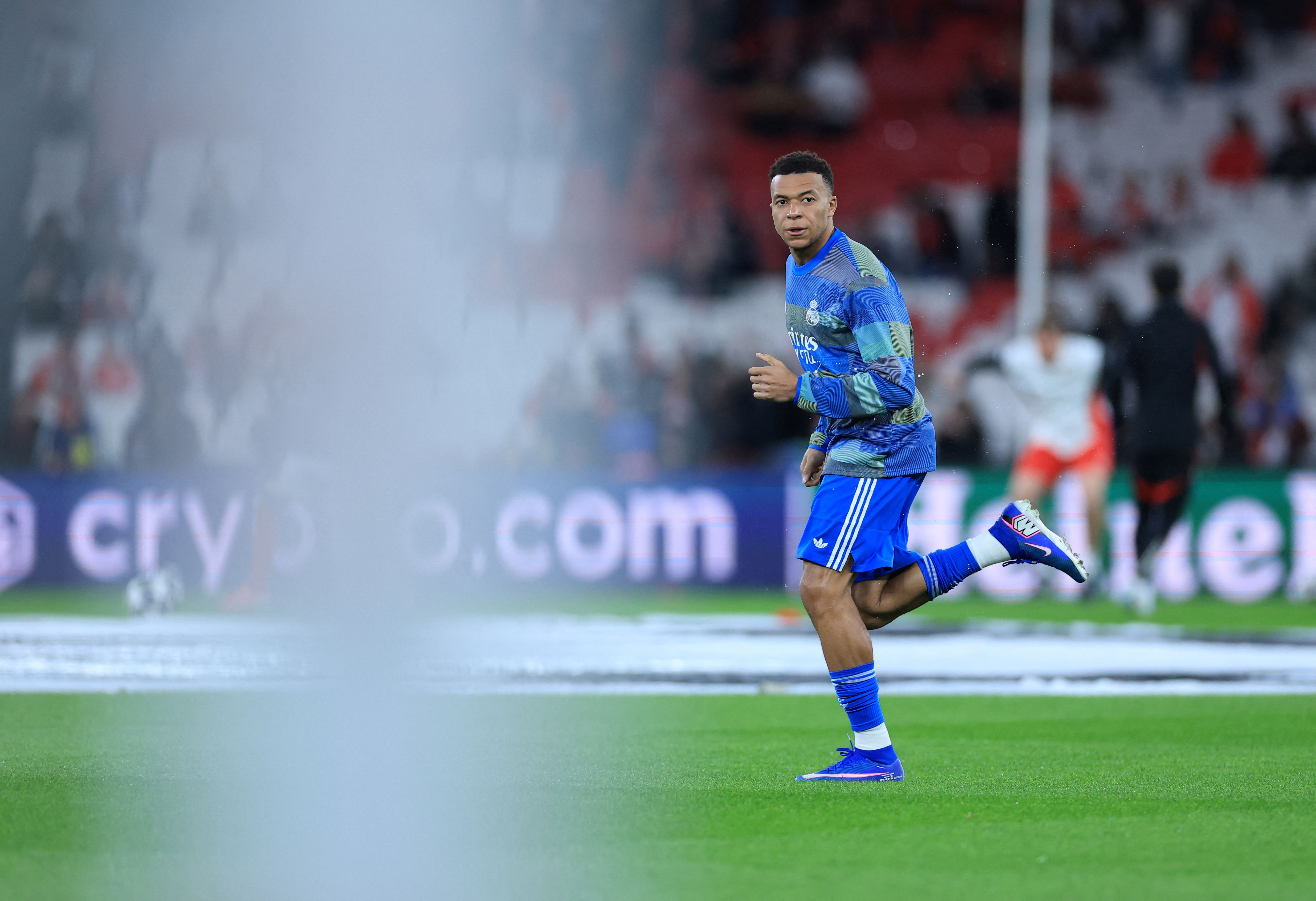 Real Madrid's French forward #10 Kylian Mbappe warms up prior the UEFA Champions League knockout round play-off first leg football match between SL Benfica and Real Madrid CF at Estadio da Luz in Lisbon on February 17, 2026. (Photo by PATRICIA DE MELO MOREIRA / AFP)