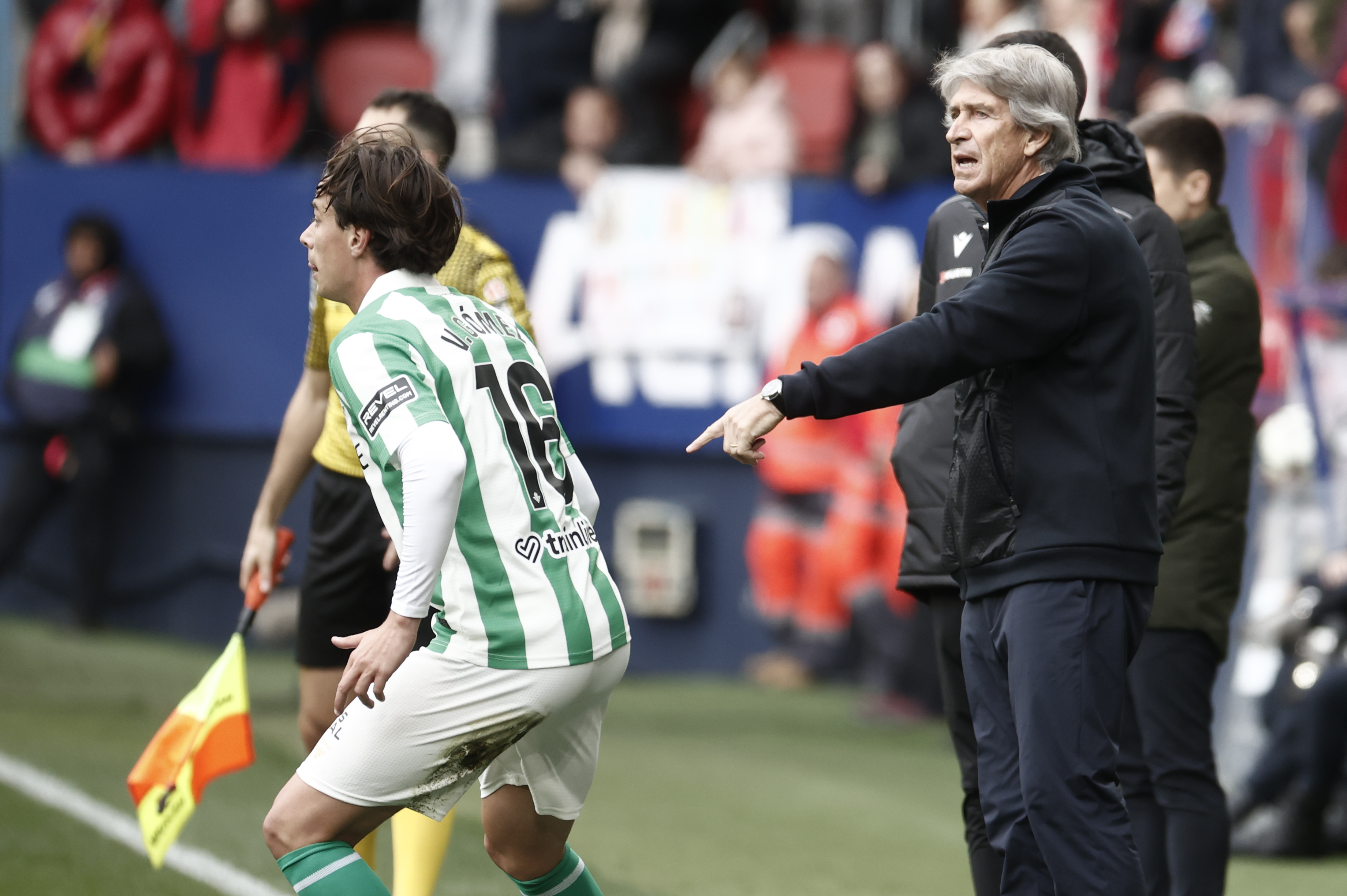 PAMPLONA, 12/04/2026.- El entrenador del Real Betis Manuel Pellegrini durante el partido de Liga que Real Betis y Osasuna disputan este domingo en el estadio de El Sadar. EFE/Jesús Diges
