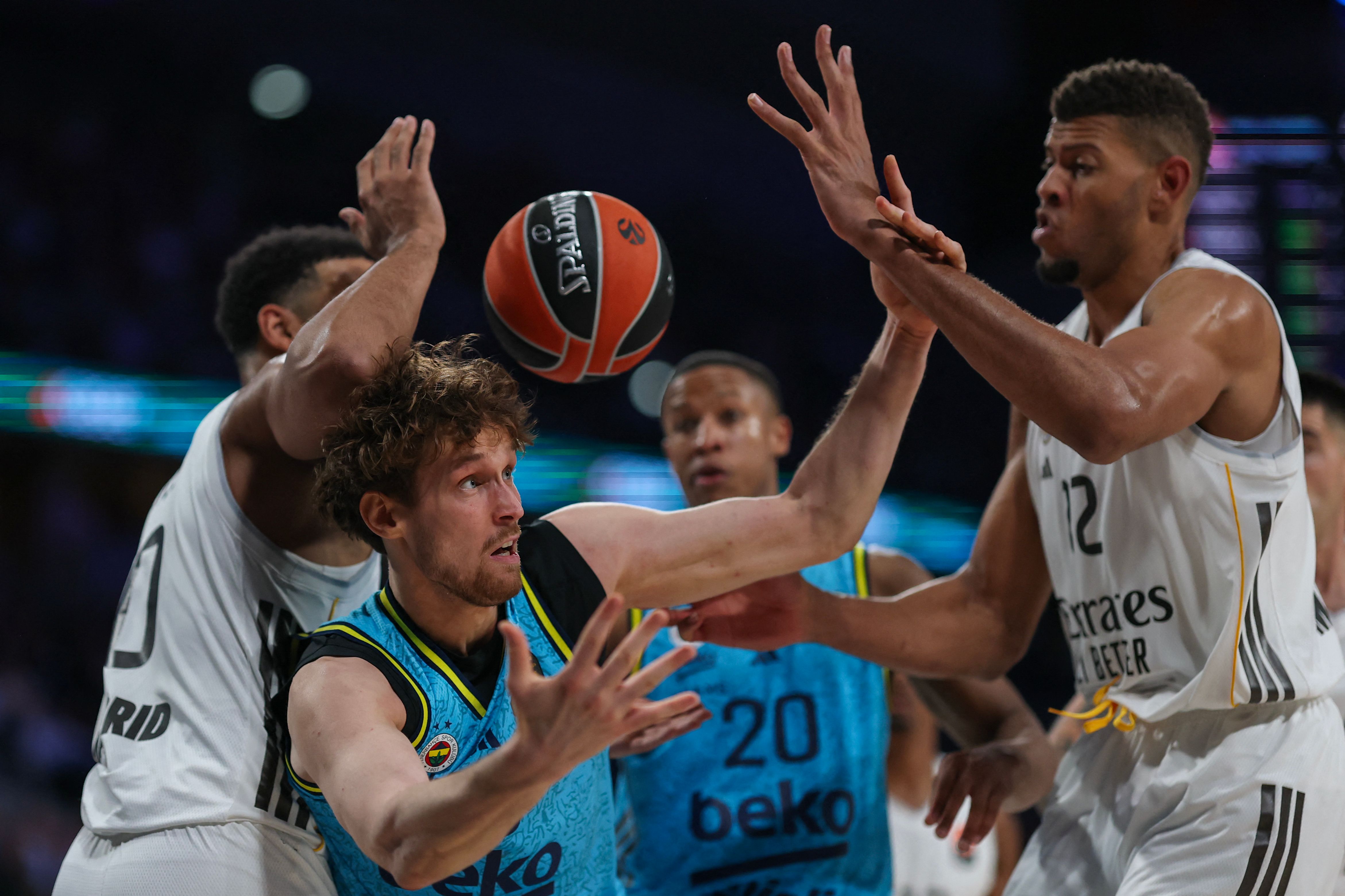 Fenerbahce's Finnish forward #18 Mikael Jantunen (L) and Real Madrid's Cape Verdean center #22 Walter Tavares (R) vie for the ball during the Euroleague basketball match between Real Madrid Baloncesto and Fenerbahce Beko Istanbul at Movistar Arena in Madrid on October 30, 2025.