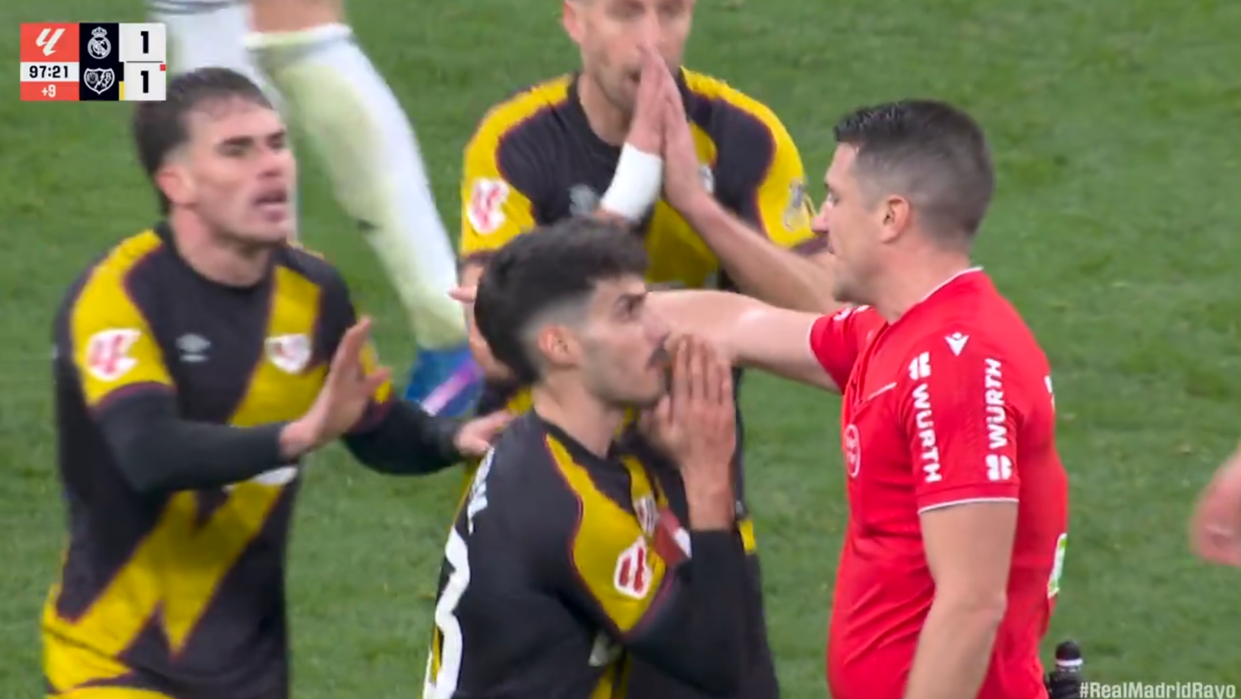 Vean el penalti surrealista del Rayo en el 98′ que le condenó en el Bernabéu 