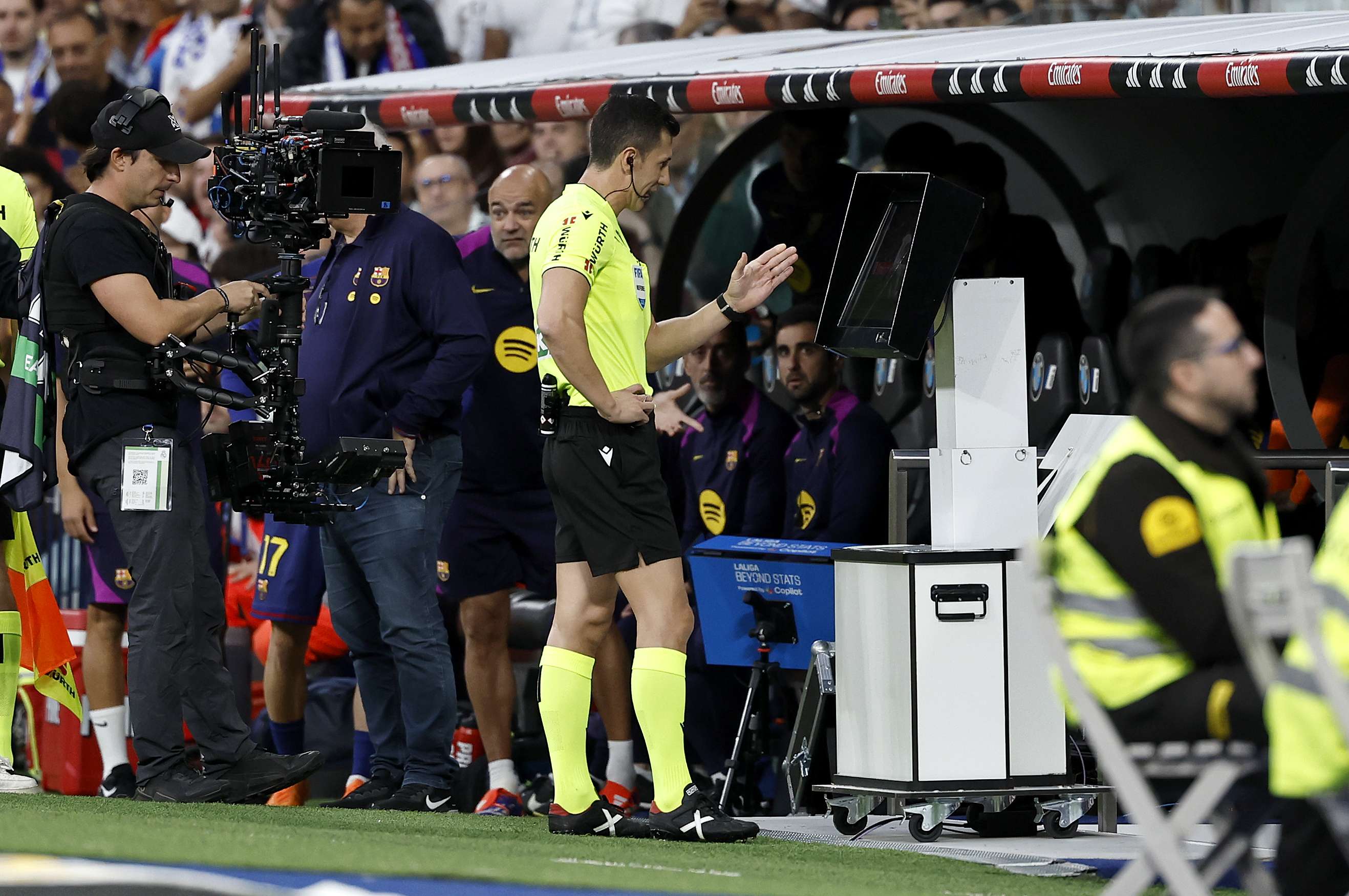 26/10/25 PARTIDO PRIMERA DIVISION
REAL MADRID - BARCELONA
PENALTI LAMINE YAMAL VINICIUS JR
REVISION VAR CESAR SOTO GRADO ARBITRO