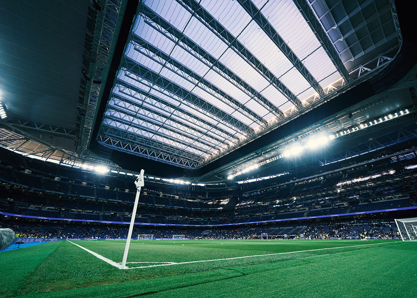 Vista de una de las joyas de la corona del nuevo Bernabéu: el techo retractil.