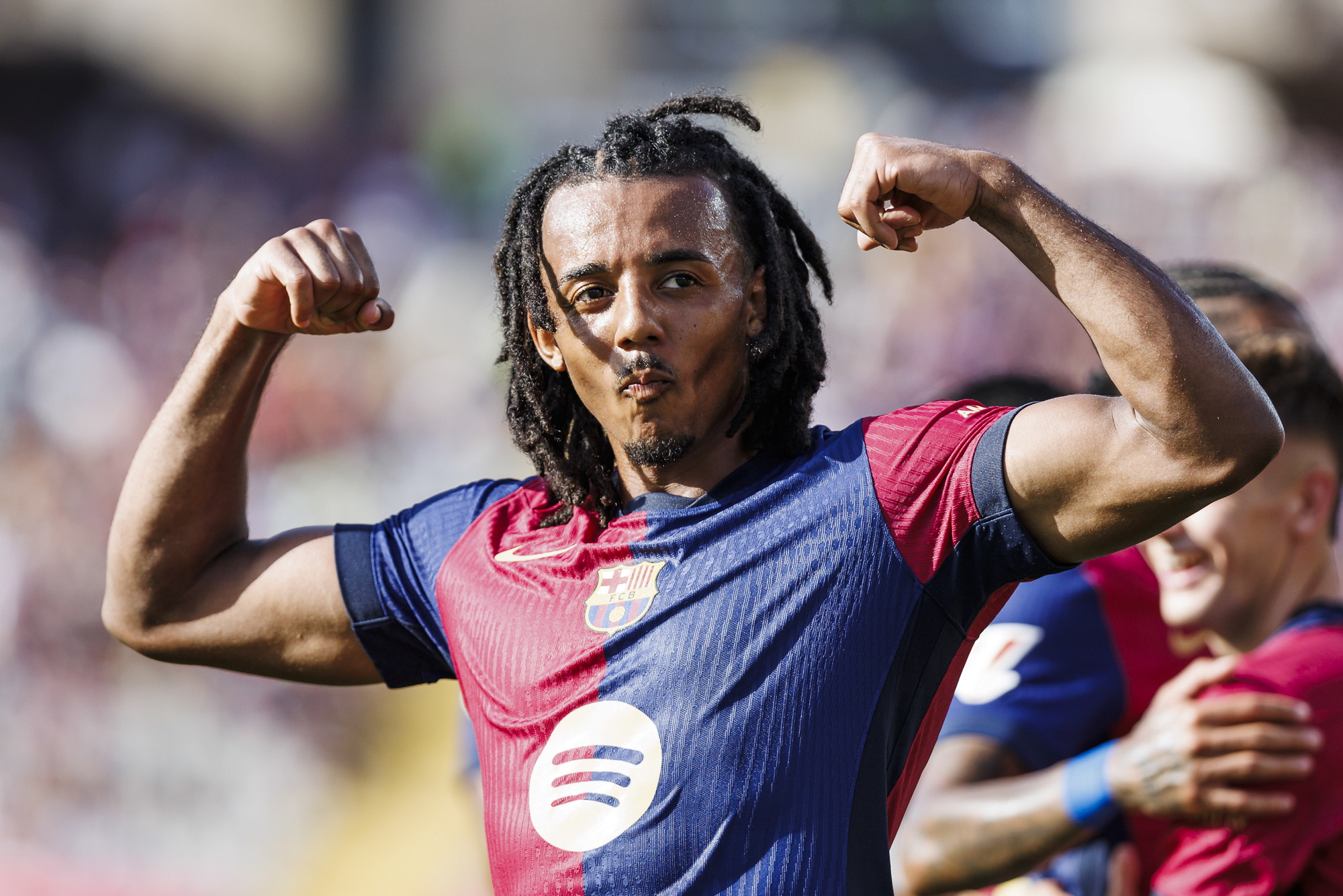 Jule Koundé, del FC Barcelona, celebra su gol durante el partido de jornada 4 entre el Barcelona y el Real Valladolid en el Estadio Olímpico de Montjuïc el 31 de agosto de 2024 en Barcelona. El encuentro acabó 7-0.