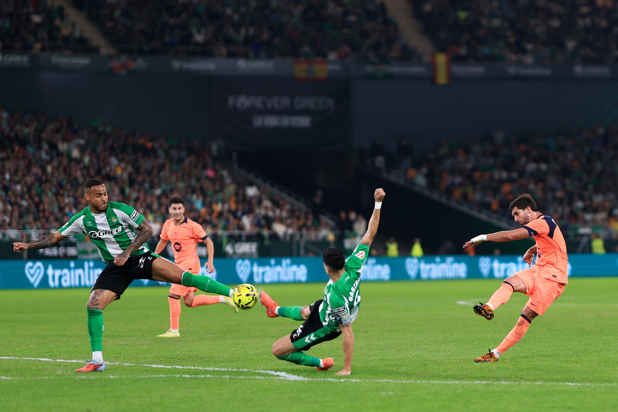 El jugador del Barcelona, Ferran Torres, marca el 1-4 al Betis. 