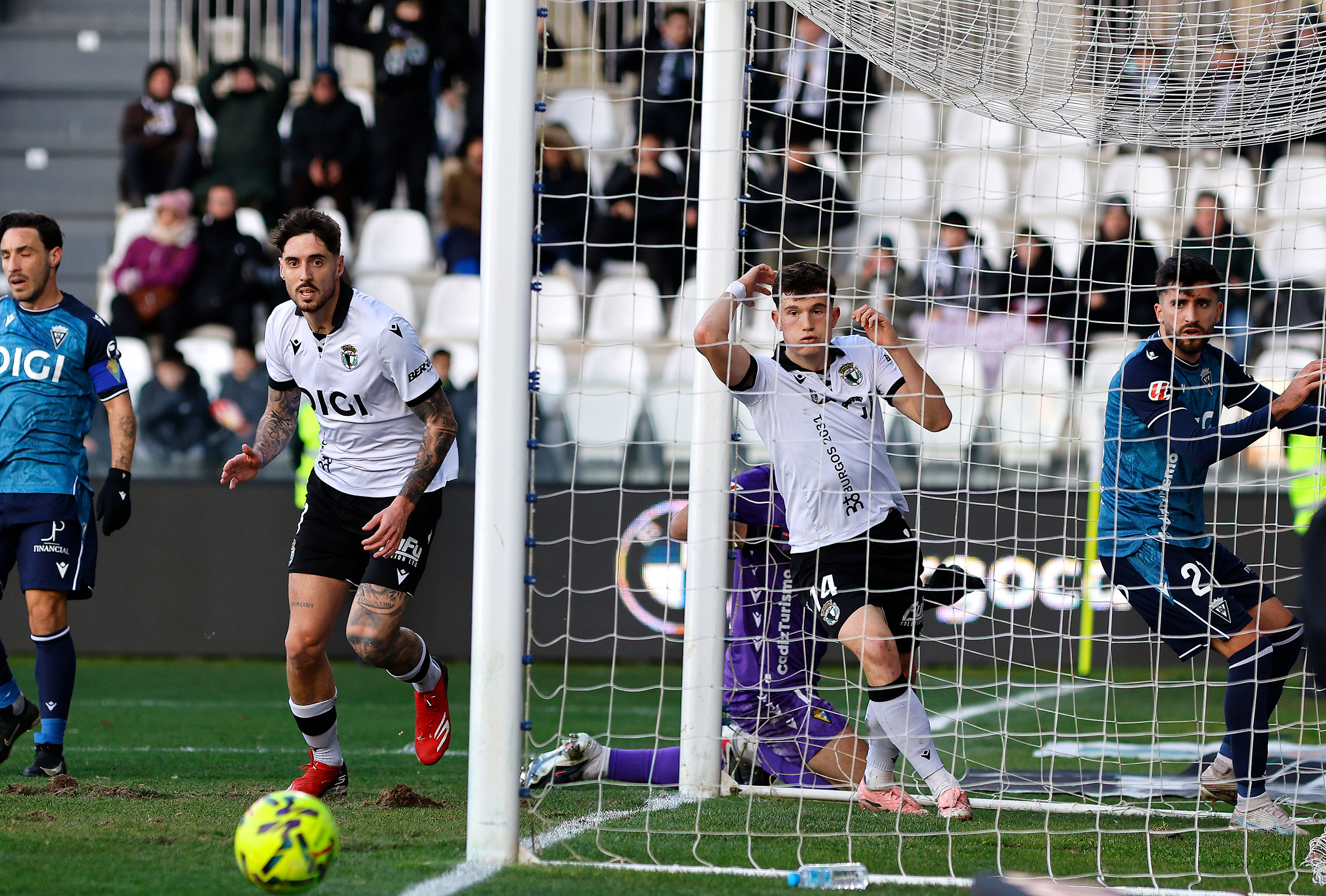 El Cádiz sale vivo de El Plantío