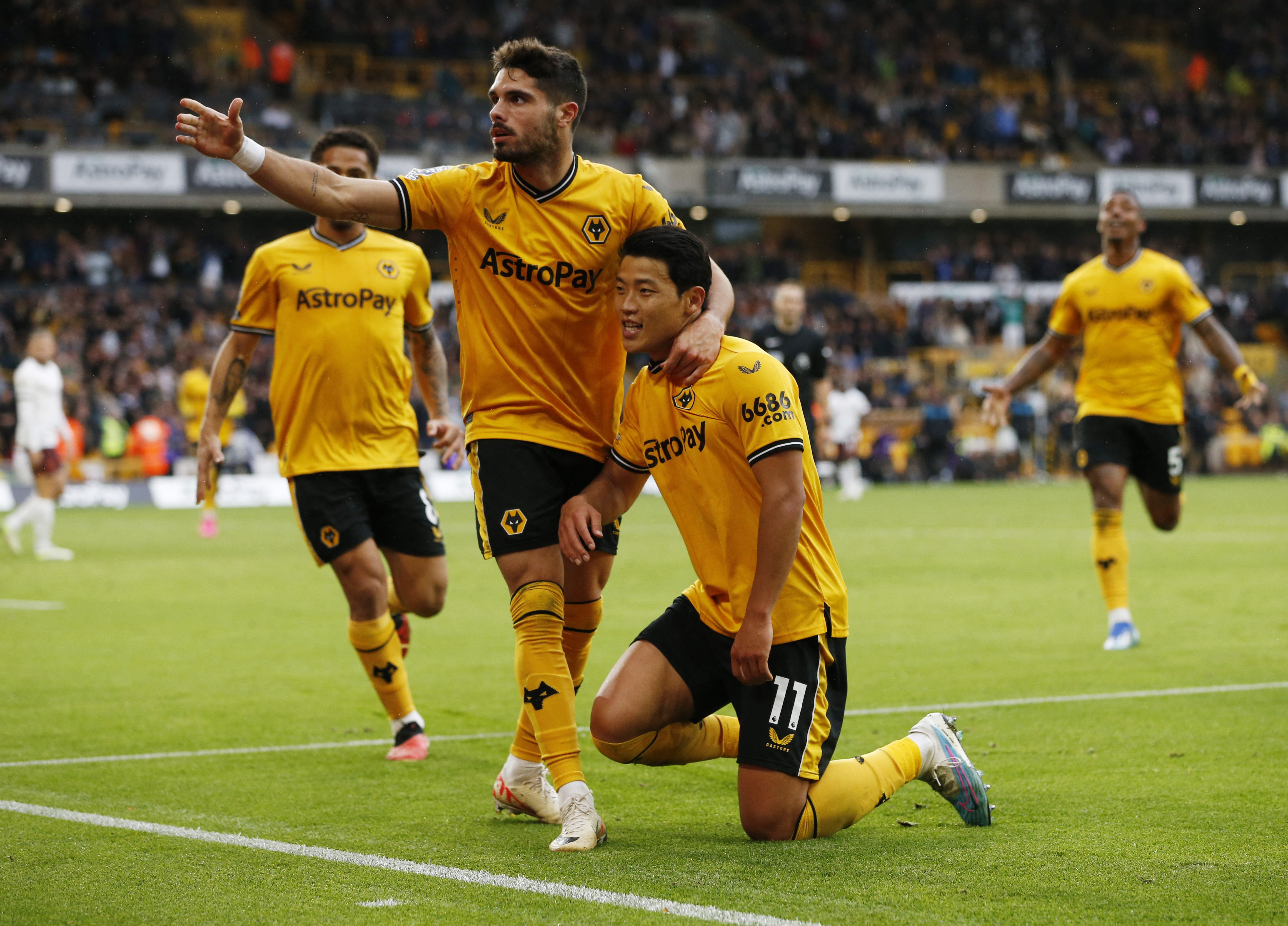 Pedro Neto y Hee-chan Hwang, jugadores del Wolverhampton, celebran un gol.