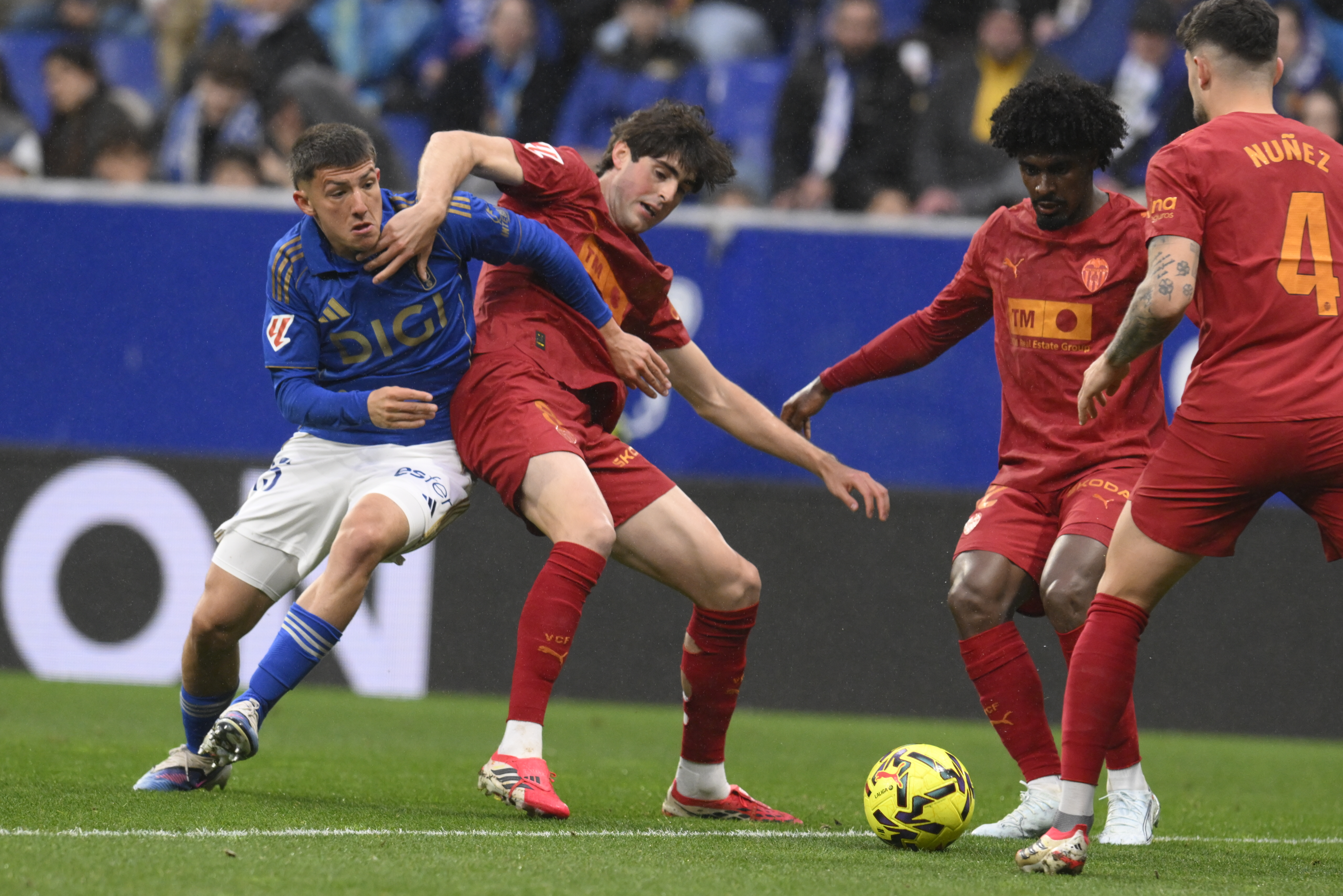 OVIEDO, 14/03/2026.- El centrocampista del Valencia, Javi Guerra (2i), protege el balón ante el centrocampista argentino del Oviedo, Thiago Fernández, durante el encuentro correspondiente a la jornada 28 de LaLiga EA Sports que disputan este sábado Real Oviedo y Valencia CF en el estadio Carlos Tartiere de Oviedo. EFE/ Eloy Alonso
