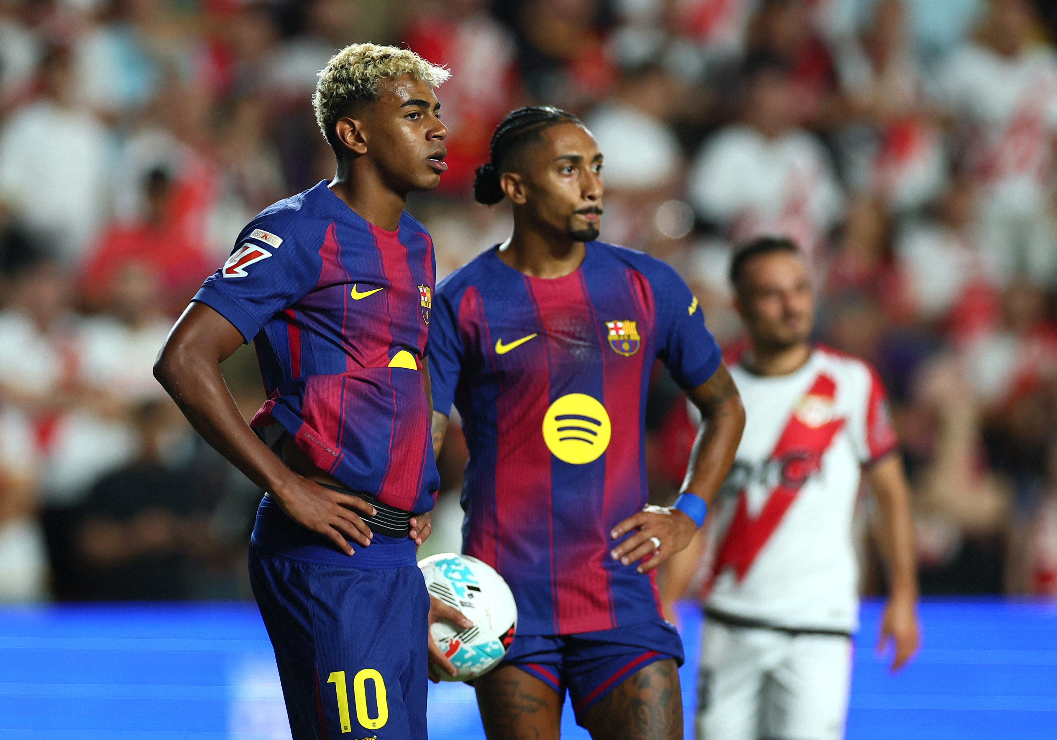 Soccer Football - LaLiga - Rayo Vallecano v FC Barcelona - Campo de Futbol de Vallecas, Madrid, Spain - August 31, 2025 FC Barcelona's Lamine Yamal waits to take a penalty kick with Raphinha REUTERS/Isabel Infantes