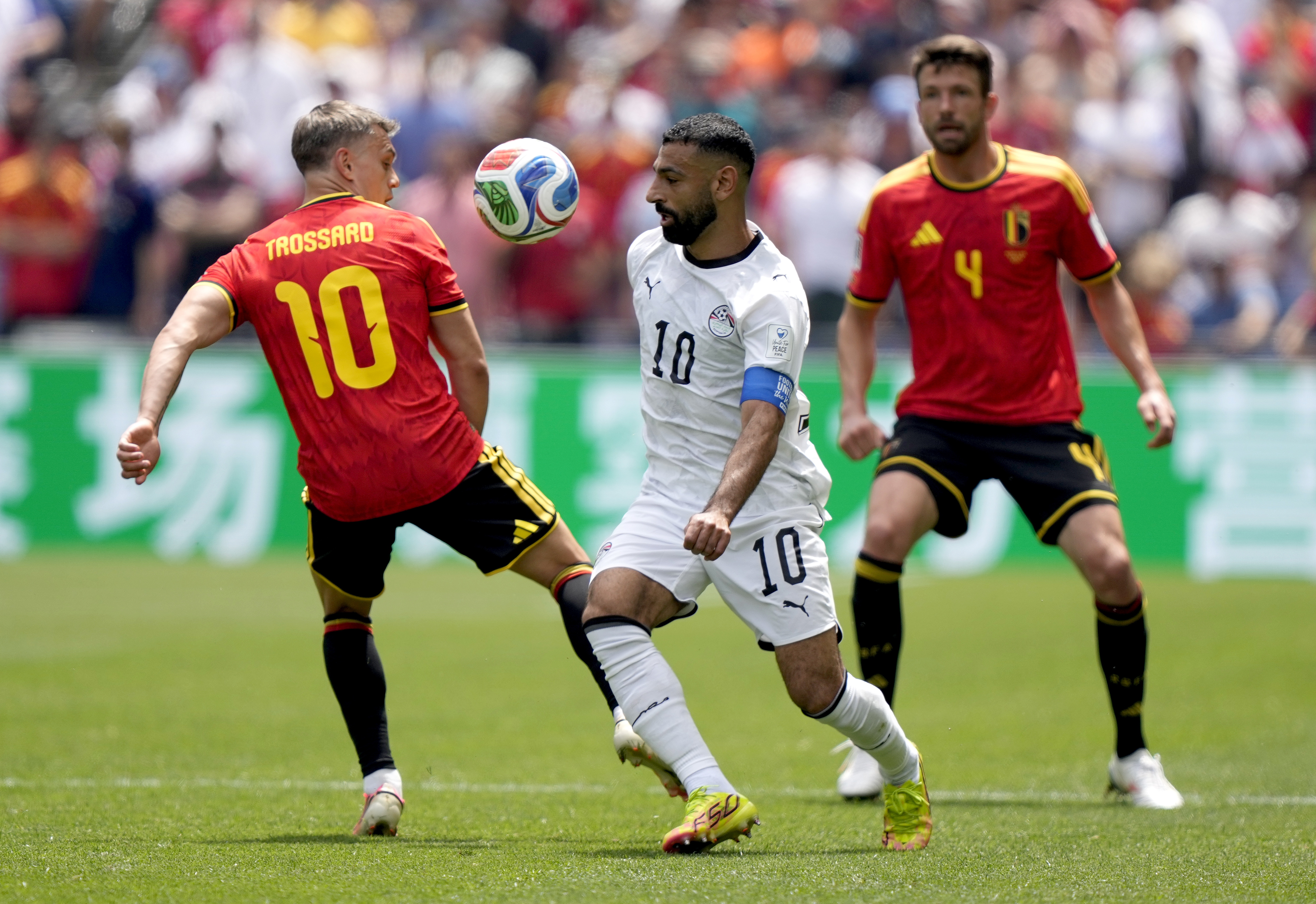 SEATTLE (United States), 15/06/2026.- Leandro Trossard (L) and Brandon Mechele of Belgium in action against Mohamed Salah (C) of Egypt during the FIFA World Cup 2026 group stage match Belgium against Egypt, in Seattle, USA, 15 June 2026. (Bélgica, Egipto) EFE/EPA/STEPHEN BRASHEAR