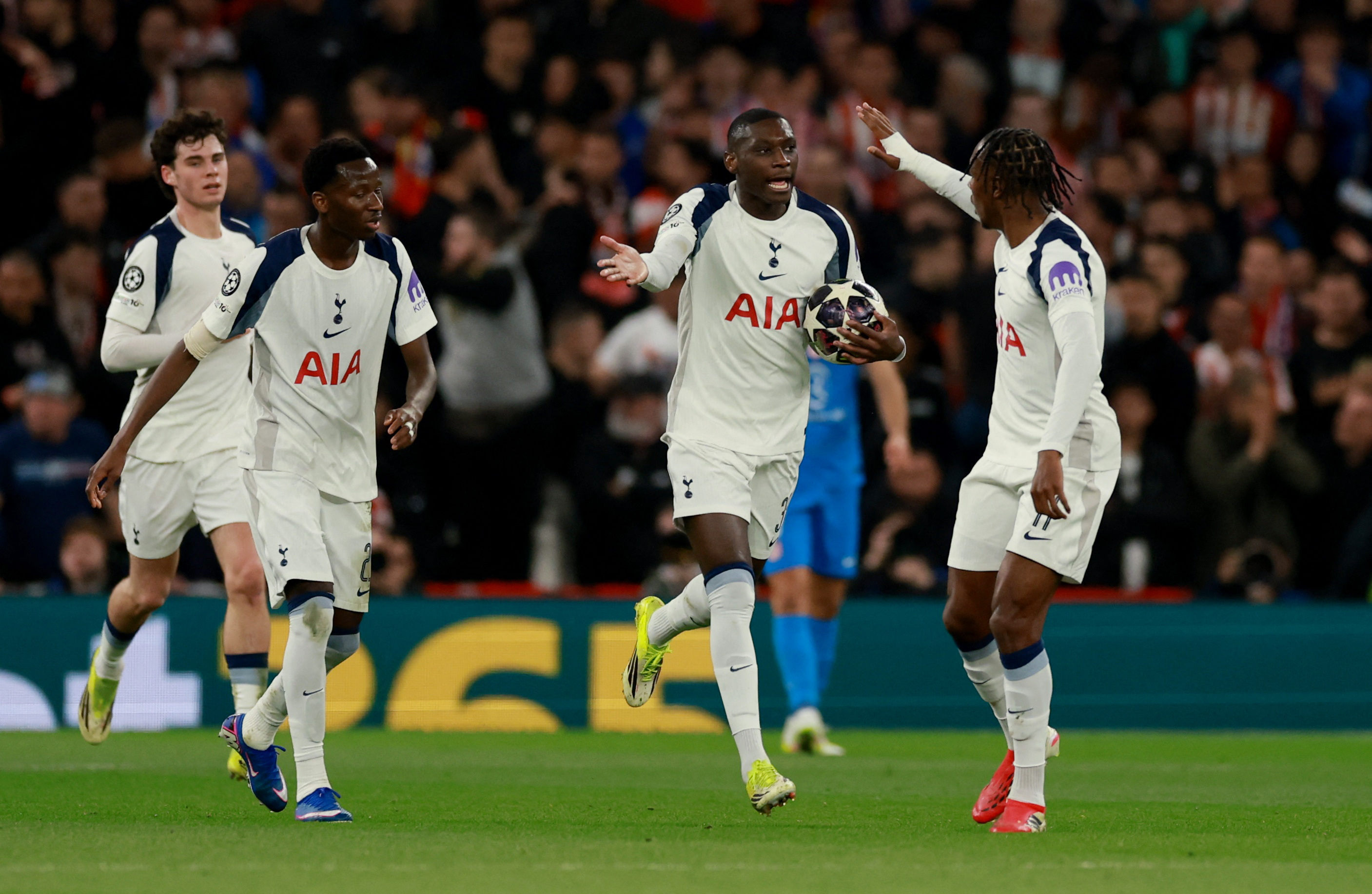 Los jugadores del Tottenham celebran un gol.