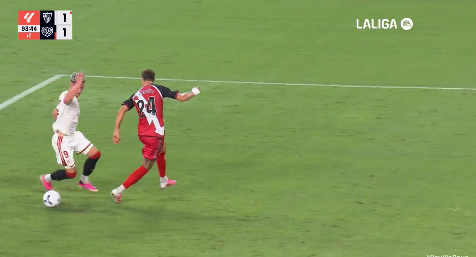 La frustración de un penalti fantasma en Sevilla