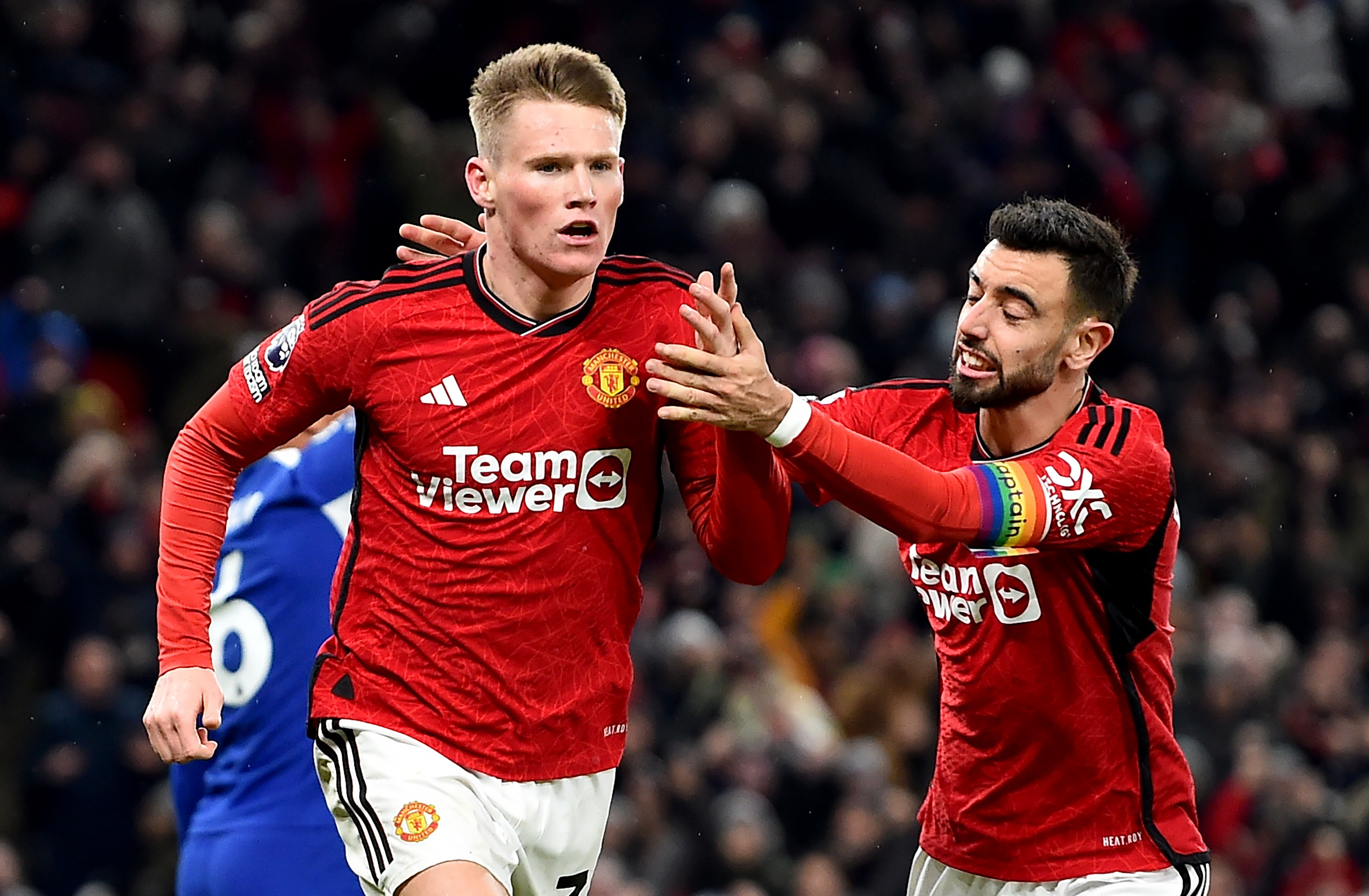 Manchester (United Kingdom), 06/12/2023.- Scott McTominay (L) of Manchester United celebrates with teammate Bruno Fernandes after scoring his second goal during the English Premier League match between Manchester United and Chelsea in Manchester, Britain, 06 December 2023. (Reino Unido) EFE/EPA/PETER POWELL EDITORIAL USE ONLY. No use with unauthorized audio, video, data, fixture lists, club/league logos, 'live' services or NFTs. Online in-match use limited to 120 images, no video emulation. No use in betting, games or single club/league/player publications.
