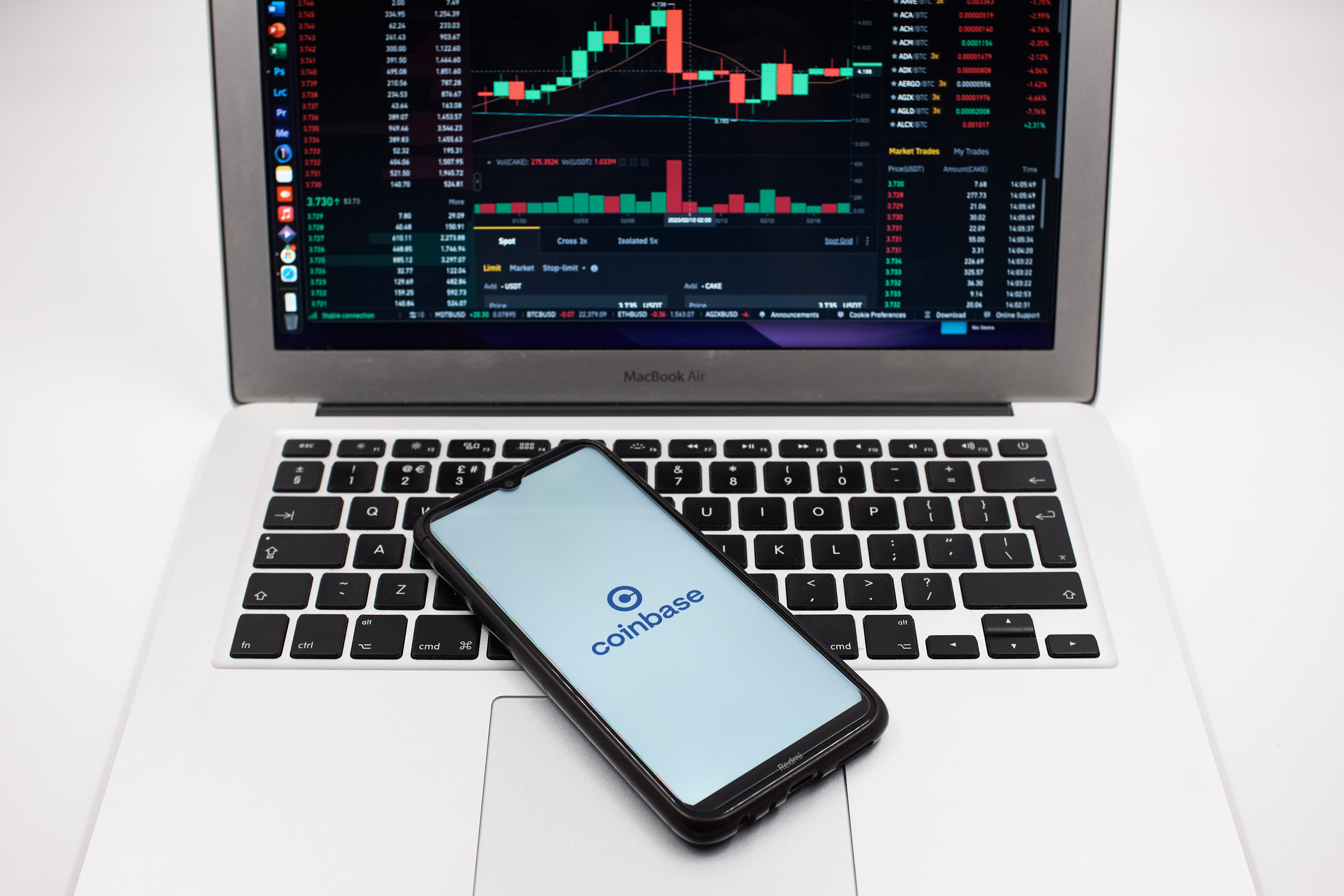 Ark Invest files for crypto ETFs, Grayscale discount narrows, and  SEC-linked coins pop – DL News