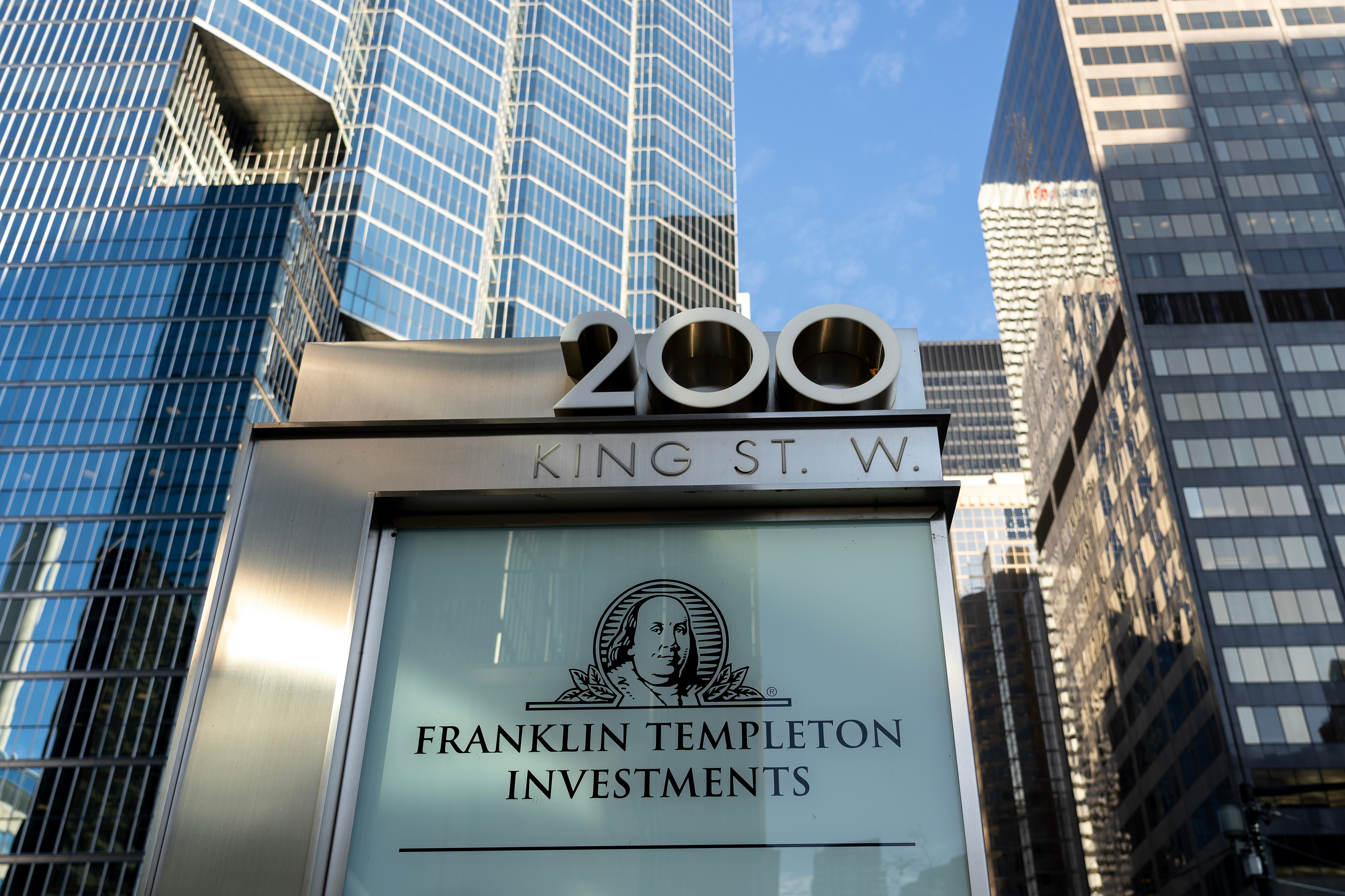 Franklin Templeton joins line of Bitcoin ETF applications as crypto volumes  ebb – DL News
