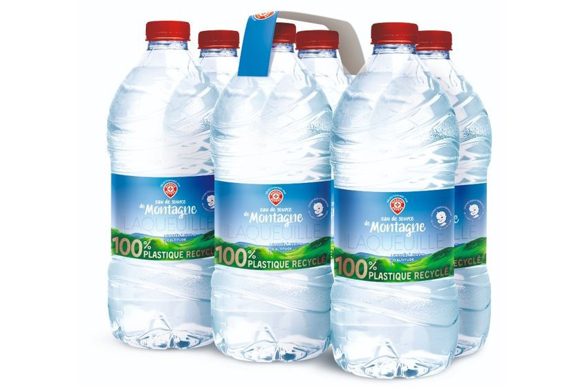 Bouteille D'eau Isolée Sur Une Surface Blanche | Photo Premium