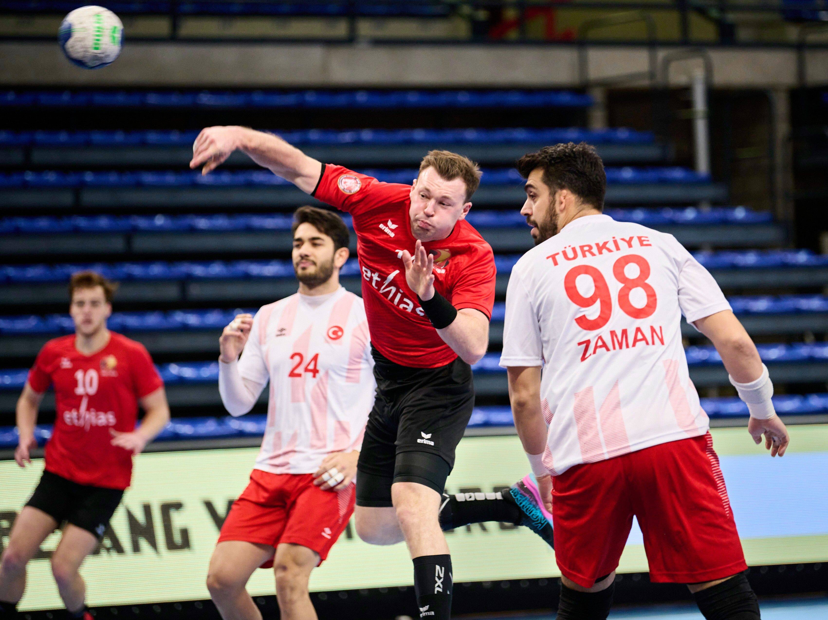 Tu ris tu perds : Aziz et son équipe face à nos handballeurs