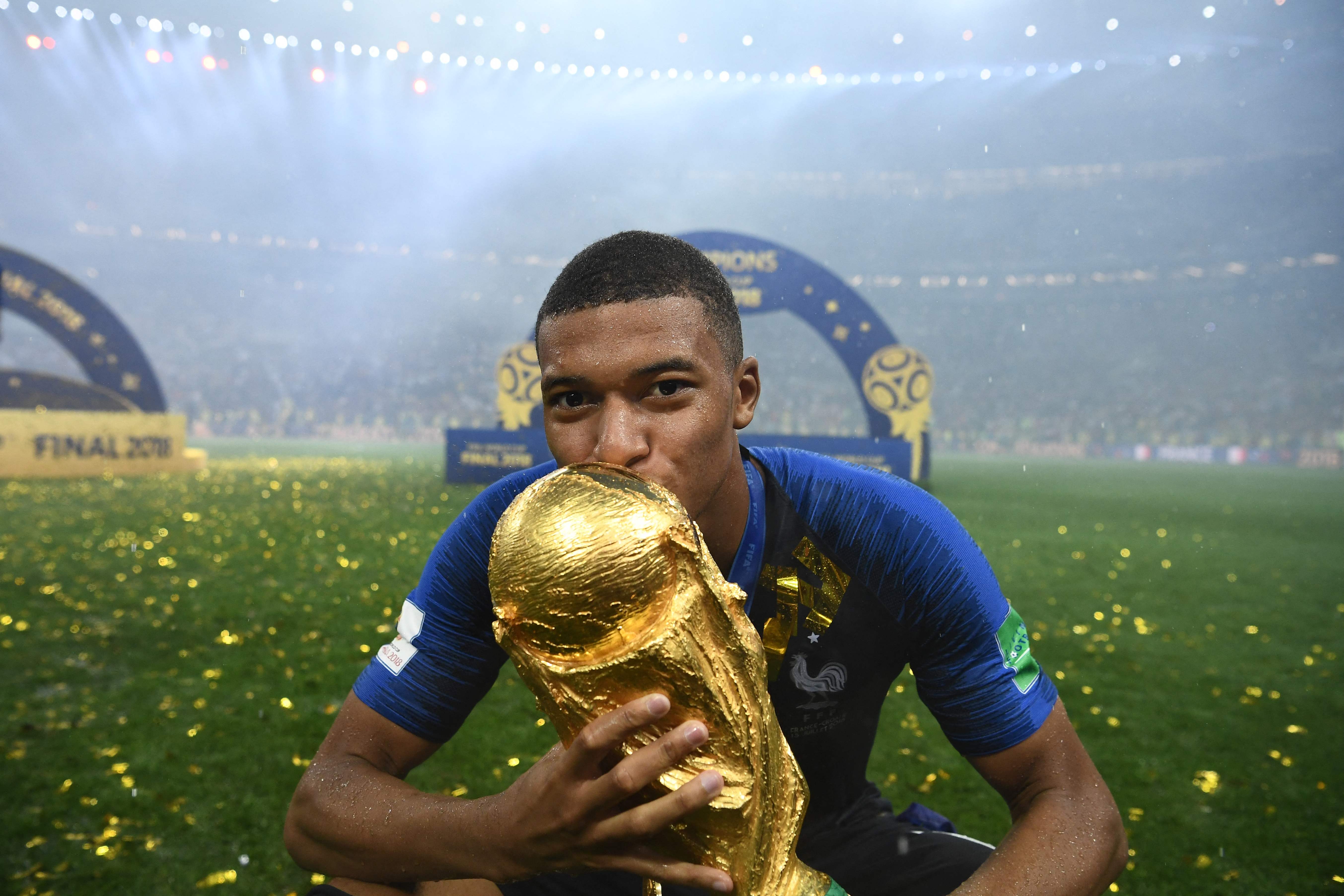 Coupe du Monde de football : le trophée est à Paris, et vous