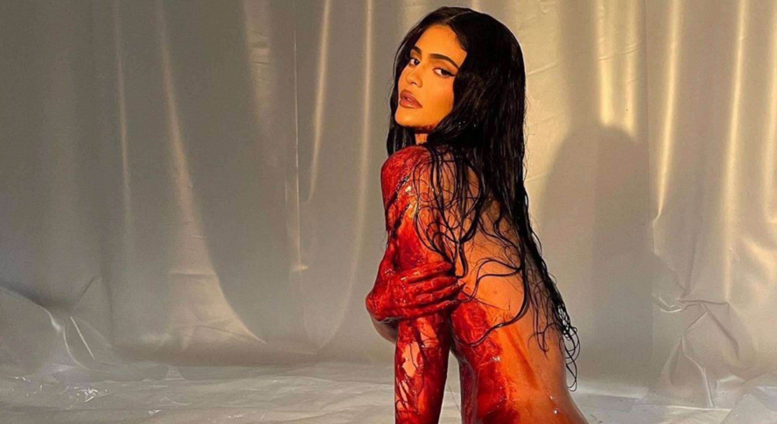 Nue et couverte de sang, Kylie Jenner choque les internautes avec ses  nouvelles photos - La DH/Les Sports+