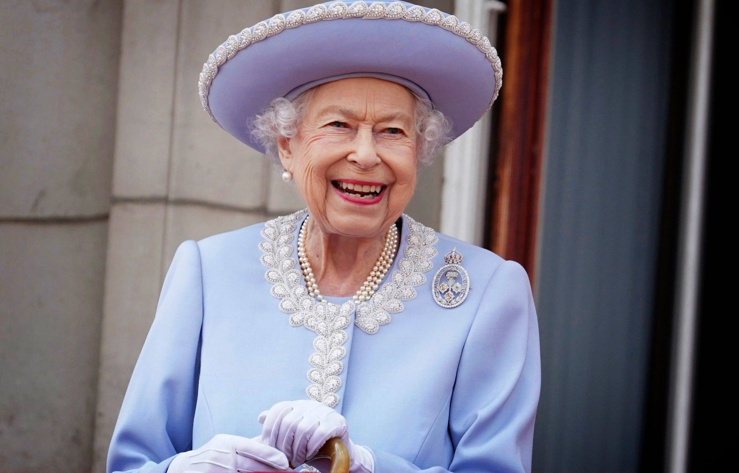 eagle commitment news Les looks colorés d'Elizabeth II : la Reine arc-en-ciel pour le plaisir de  ses sujets - La Libre