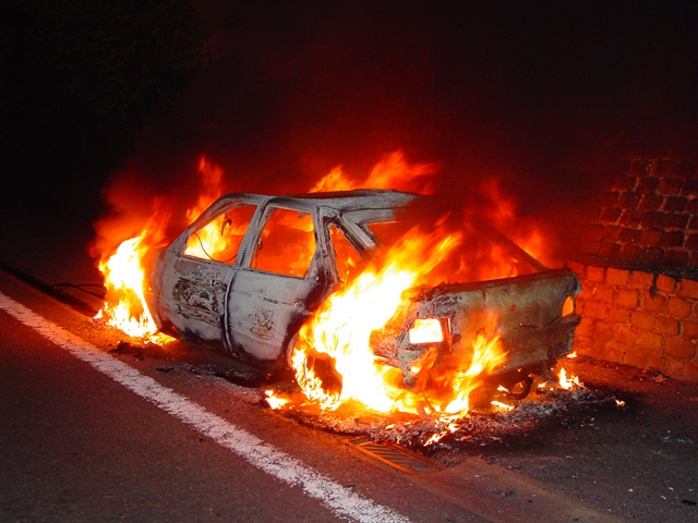 Sa voiture en dégivrage lui est volée devant chez lui - Feux (18300)