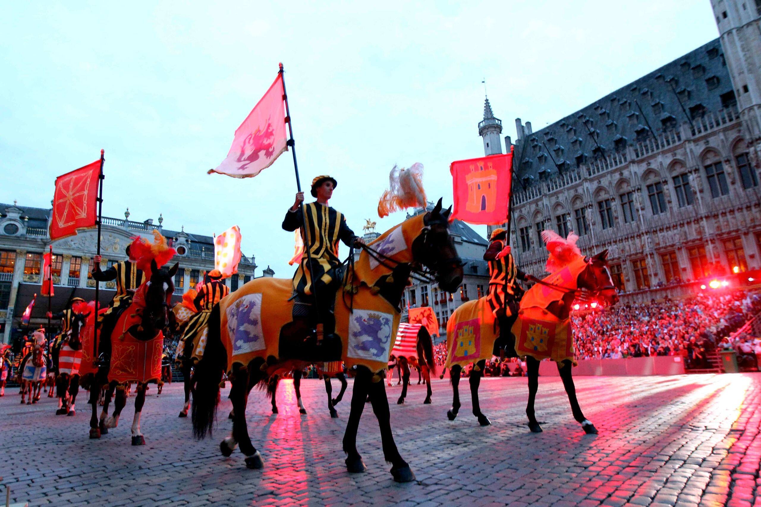 Binche: Les costumes de fantaisie sont de sortie pour le premier jour de  carnaval - La DH/Les Sports+