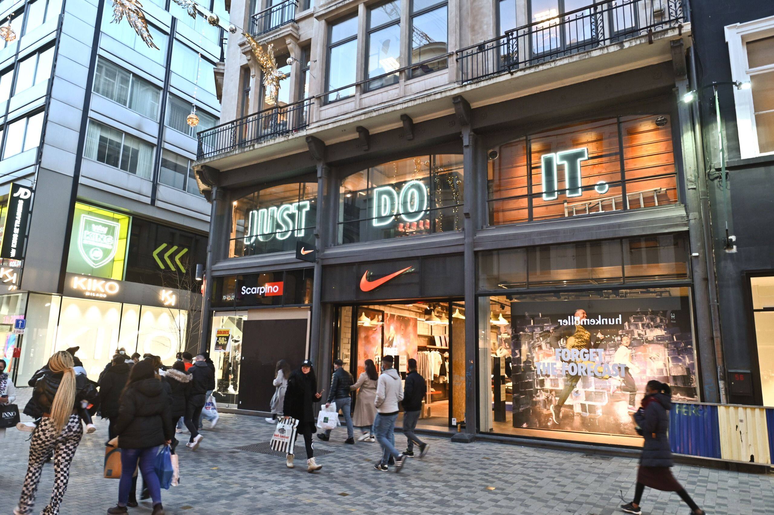 Le magasin Nike déclenche le marteau piqueur à deux heures rue Neuve à "Ces travaux déroulent en toute illégalité" - La DH/Les Sports+