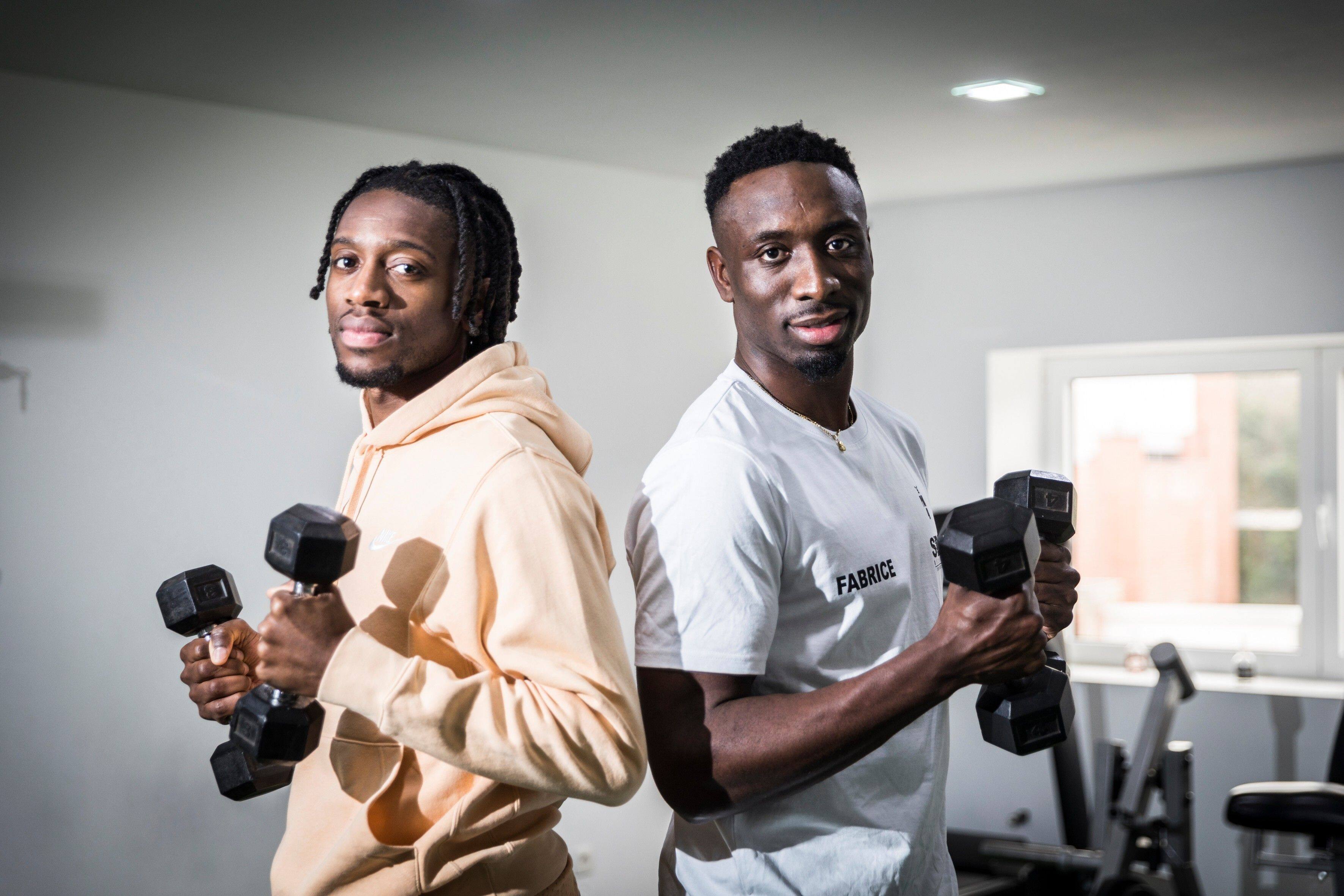 L'enfant S'entraîne Dans La Salle De Gym Sur Le Tapis Fait Des