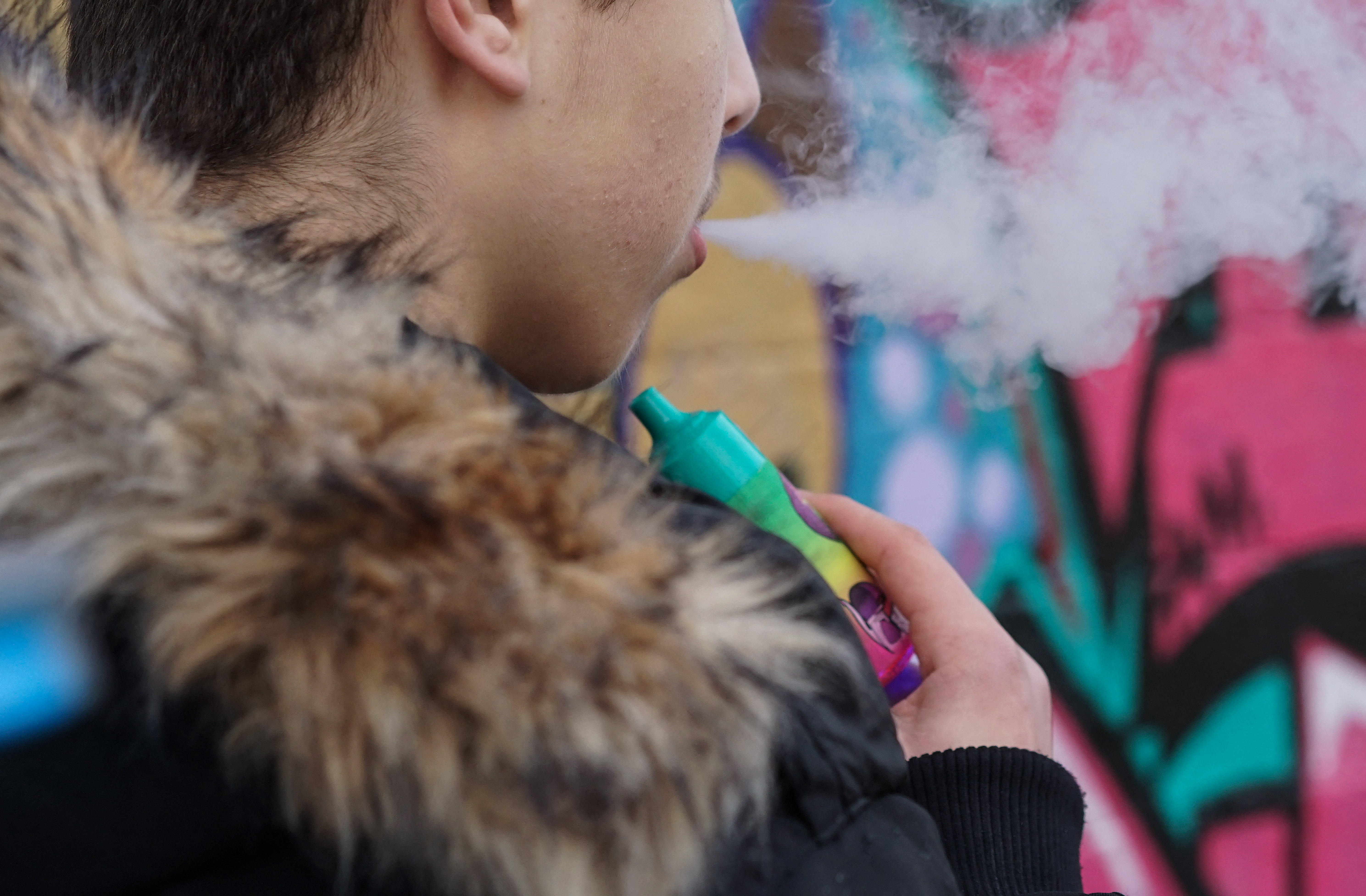 E-cigarettes intelligentes : ces "smart vape" permettent de jouer  des  jeux ou passer des appels, les pdiatres veulent des rgles plus strictes -  parismatch.be