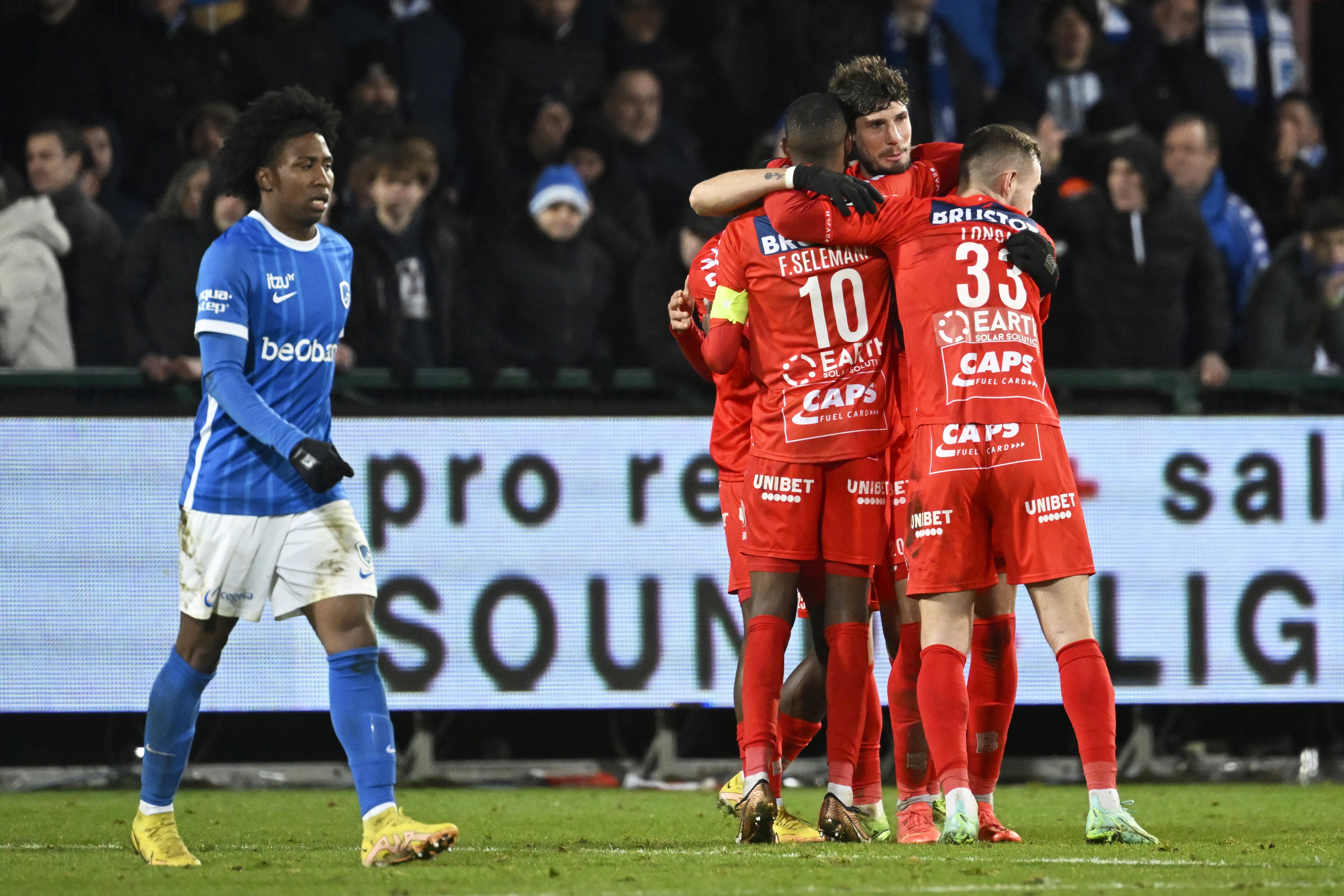 Coupe de Belgique : Anderlecht se qualifie face au Standard dans un Clasico  marqué par de nouveaux débordements en tribunes (VIDÉOS) - L'Avenir