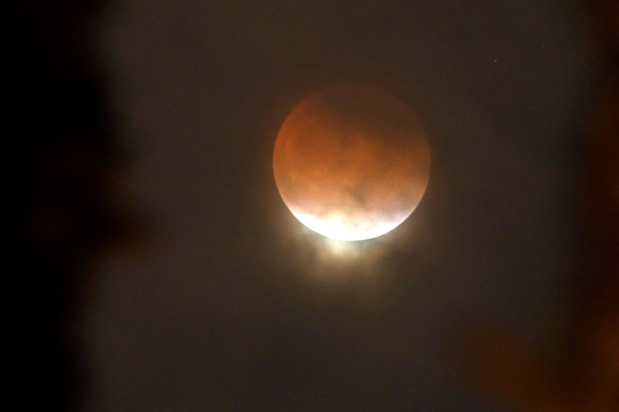 Plus grosse, plus lumineuse, on vous explique tout sur la Super lune qui  va éclairer le ciel ce lundi soir