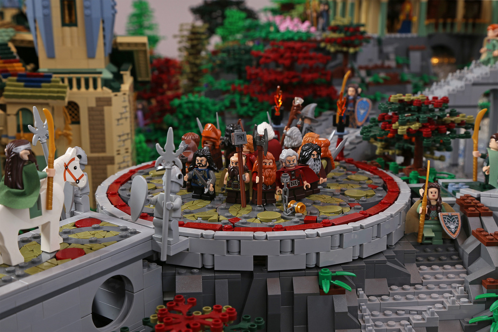 200 000 Legos plus tard, ils réalisent la cité des elfes du Seigneur des  Anneaux - Marie Claire