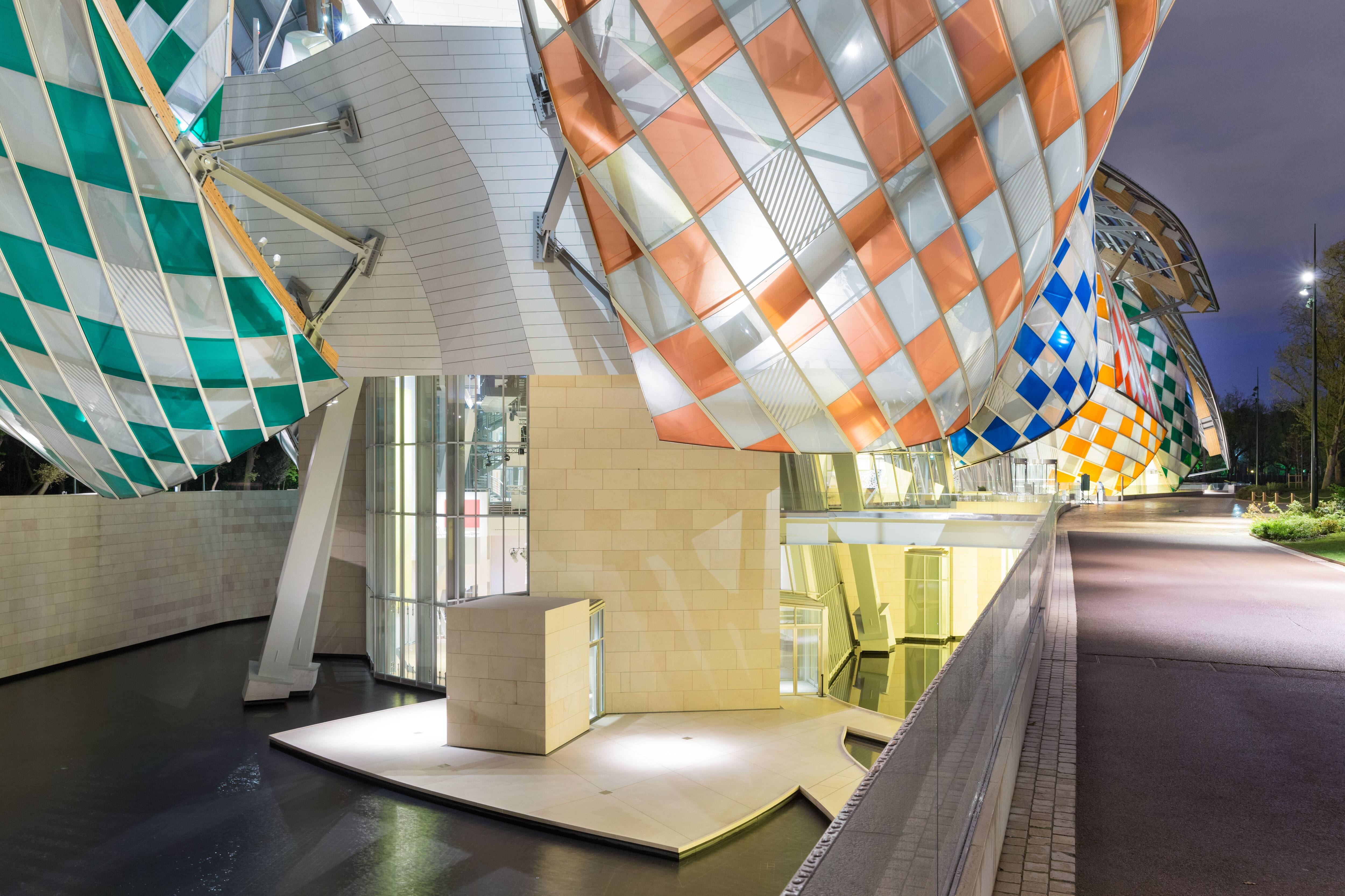 Daniel Buren colora la Fondation Louis Vuitton di Parigi. Le 3600