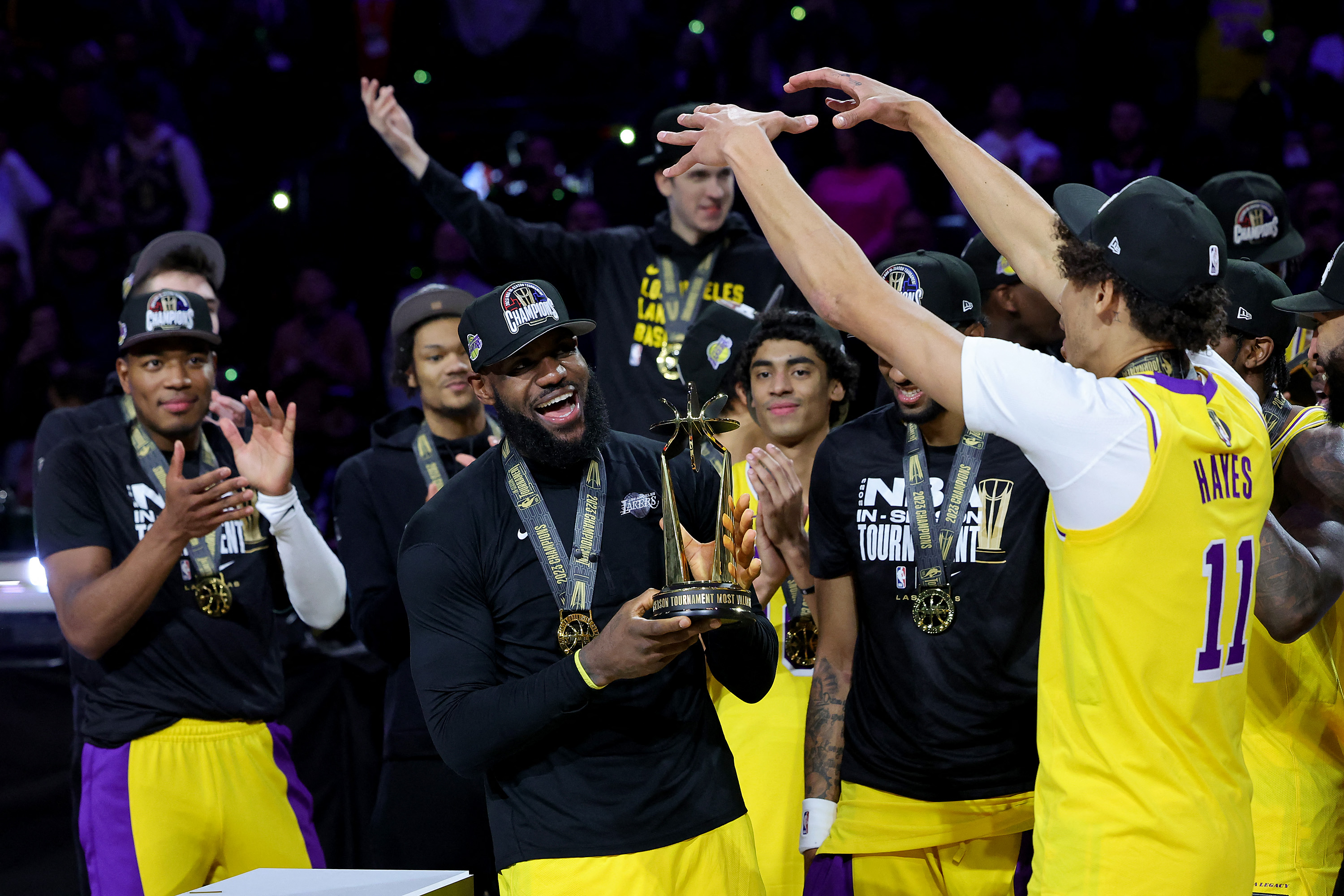 Les Lakers remportent la toute première Coupe NBA