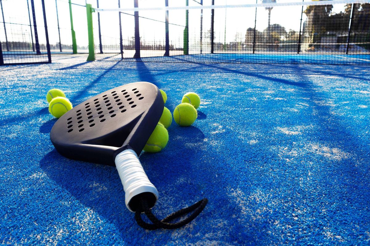 Qu'est-ce que le padel, le nouveau sport de raquette qui fait fureur en  France