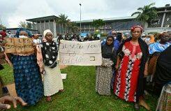 <p>Des victimes de violences post-électorales en 2010 manifestent contre le retour de Laurent Gbagbo en Côte d'Ivoire, le 10 mai 2021 à Abidjan</p>