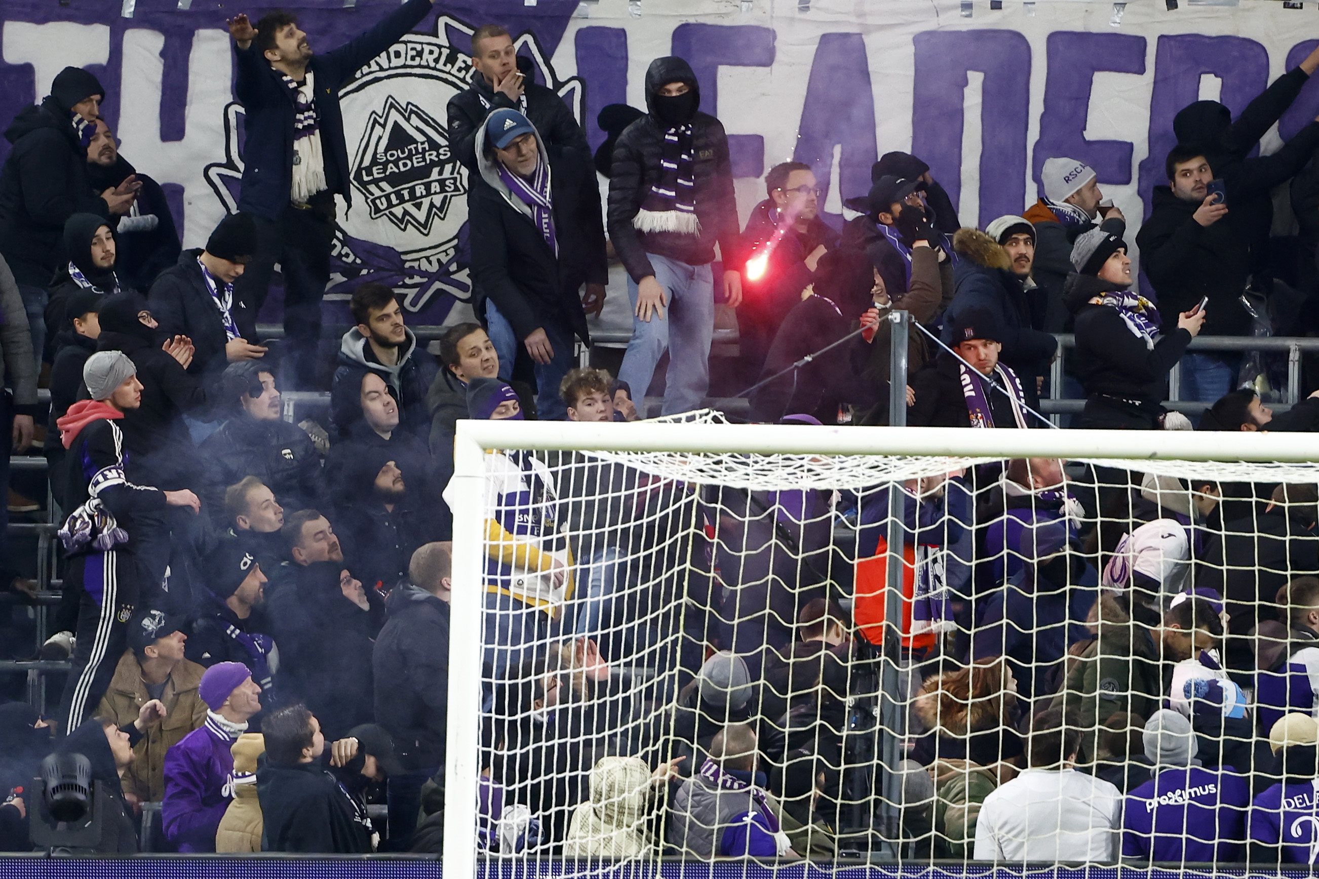 Coupe de Belgique : Anderlecht se qualifie face au Standard dans un Clasico  marqué par de nouveaux débordements en tribunes (VIDÉOS) - L'Avenir