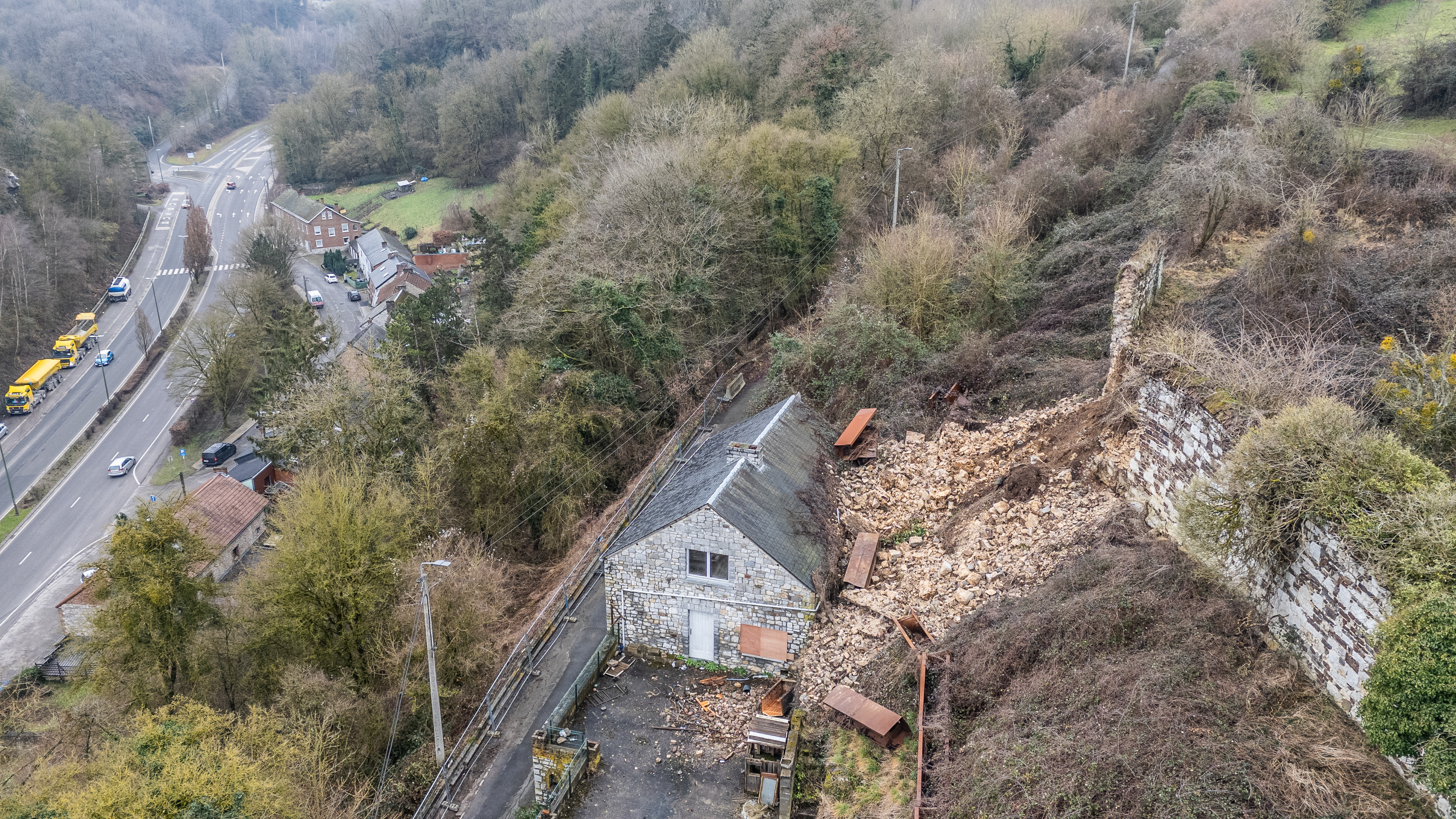 Impressionnant à Floreffe le mur d'enceinte de l'abbaye continue