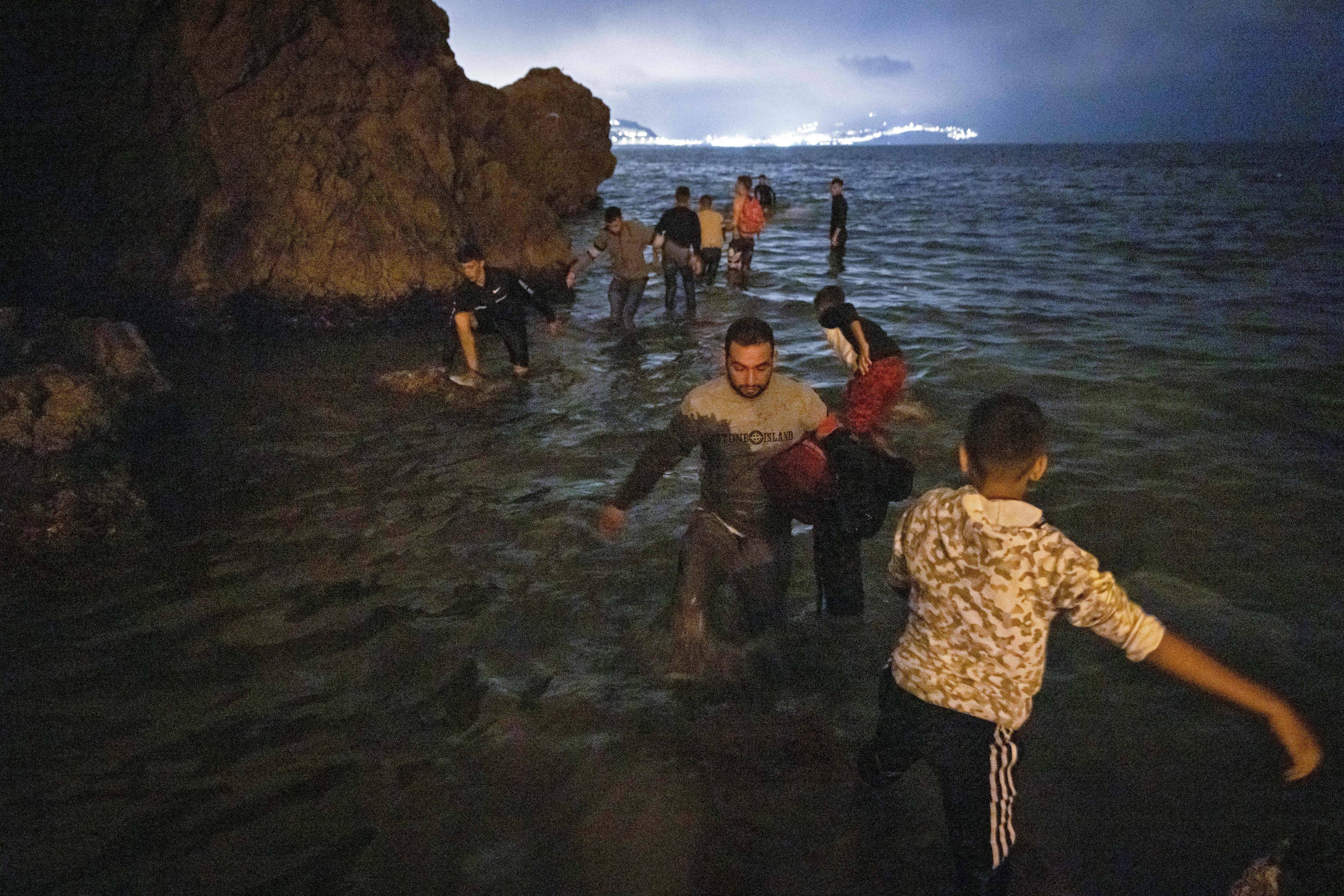 Symbole Du Drame Humanitaire Le Cliche D Un Plongeur Sauvant Un Bebe Des Eaux A Ceuta Devient Viral